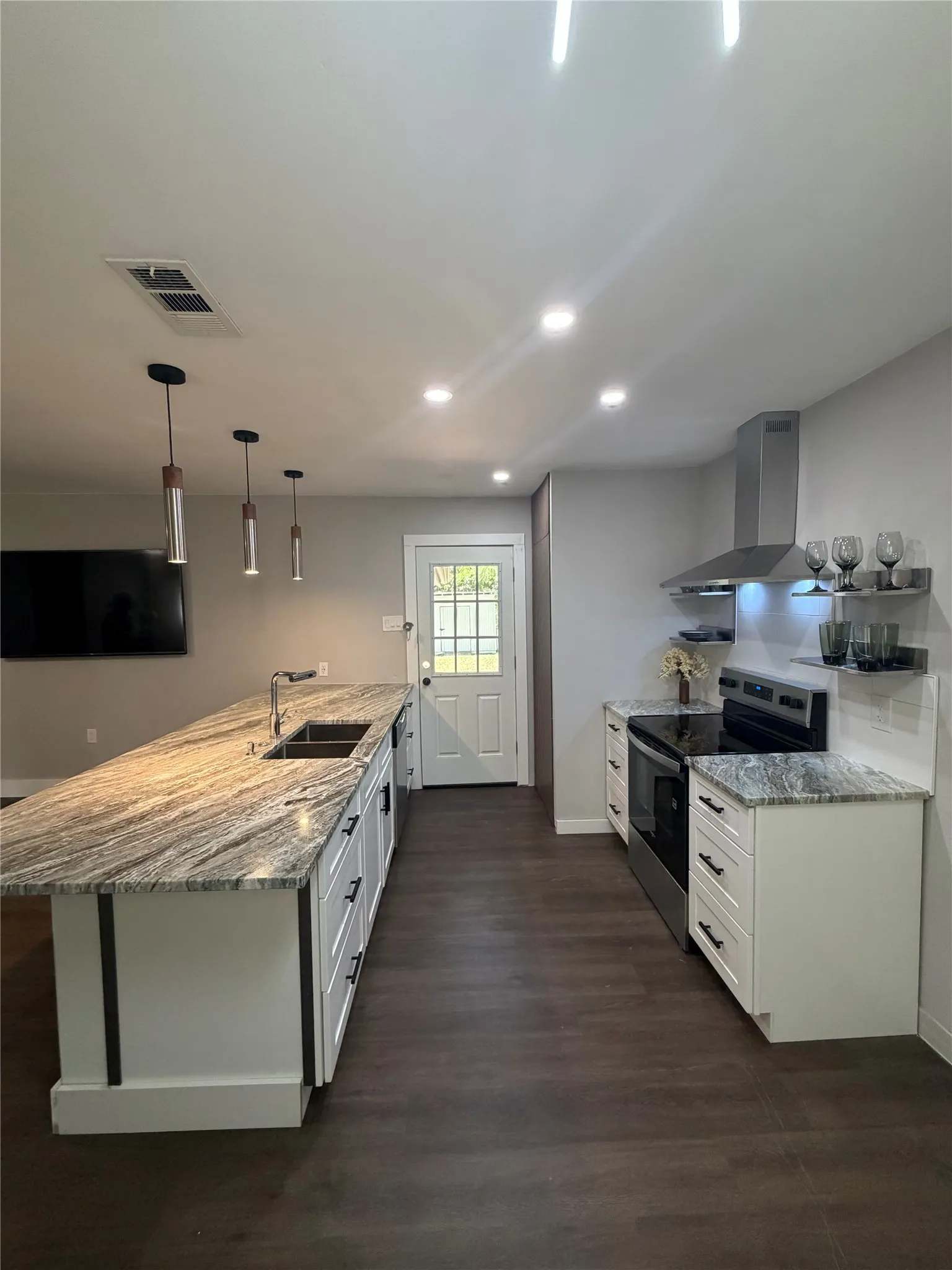 Single Family Residence For Rent in Tarrant County , 231 Elm Street, Hurst, Texas 76053, 3 Bedroom, 1 Bathroom, Garage spaces, 1,016 Sqft, built in 1957, mls#21391795, Real Estate Agent in Hurst, Homes For Rent in Tarrant county, Homes For Rent in Hurst, Realtor in Hurst Texas, Real Estate Brokerage Independent Realty Texas, Luminita Cordes Realtor