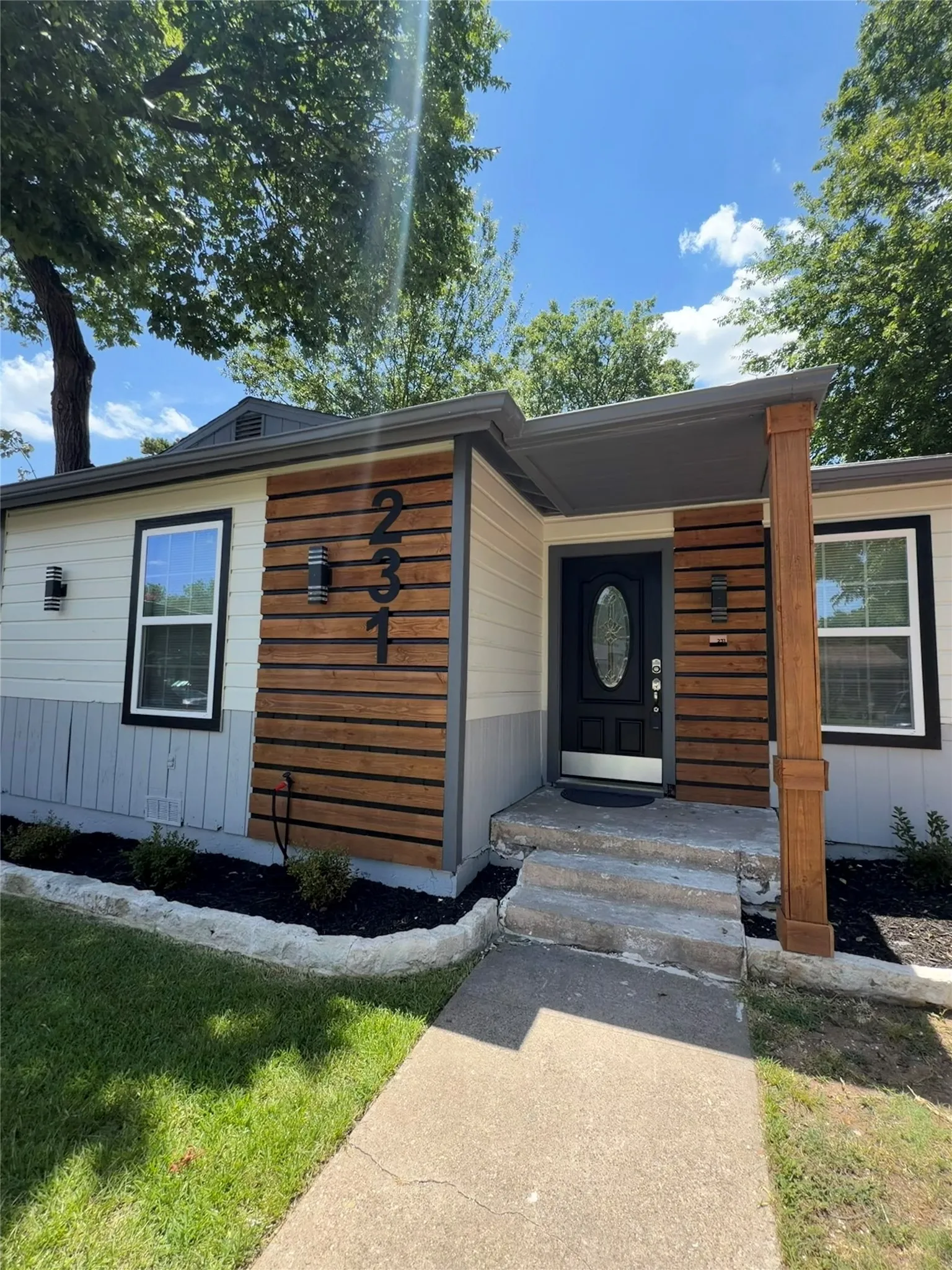 Single Family Residence For Rent in Tarrant County , 231 Elm Street, Hurst, Texas 76053, 3 Bedroom, 1 Bathroom, Garage spaces, 1,016 Sqft, built in 1957, mls#21391795, Real Estate Agent in Hurst, Homes For Rent in Tarrant county, Homes For Rent in Hurst, Realtor in Hurst Texas, Real Estate Brokerage Independent Realty Texas, Luminita Cordes Realtor