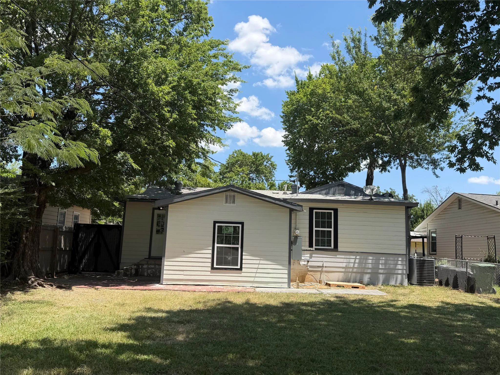 Single Family Residence For Rent in Tarrant County , 231 Elm Street, Hurst, Texas 76053, 3 Bedroom, 1 Bathroom, Garage spaces, 1,016 Sqft, built in 1957, mls#21391795, Real Estate Agent in Hurst, Homes For Rent in Tarrant county, Homes For Rent in Hurst, Realtor in Hurst Texas, Real Estate Brokerage Independent Realty Texas, Luminita Cordes Realtor