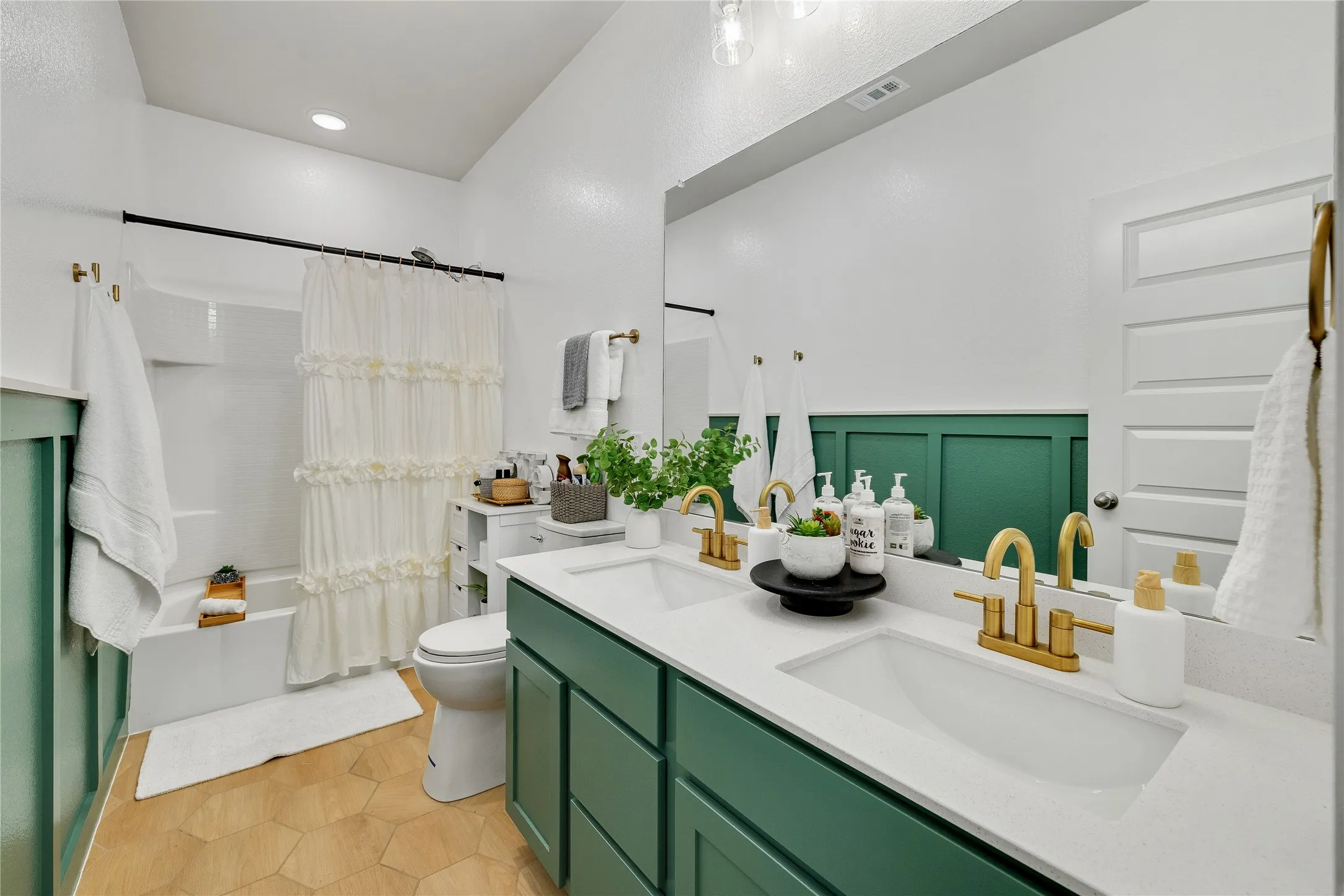 Single Family Residence For Rent in Grayson County , 970 Hurstwood Drive, Van Alstyne, Texas 75495, 4 Bedroom, 2 Bathroom, 3 Garage spaces, 1,952 Sqft, built in 2023, mls#21391789, Real Estate Agent in Van Alstyne, Homes For Rent in Grayson county, Homes For Rent in Van Alstyne, Realtor in Van Alstyne Texas, Real Estate Brokerage Independent Realty Texas, Luminita Cordes Realtor