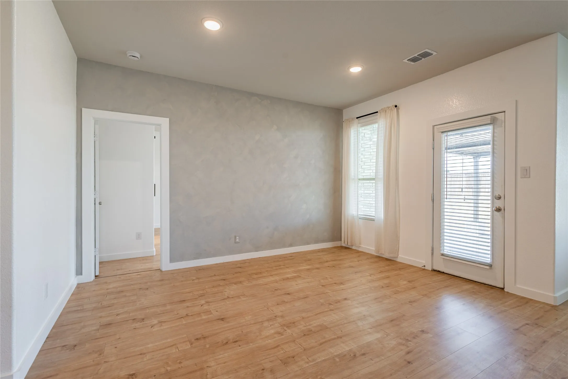 Single Family Residence For Rent in Grayson County , 970 Hurstwood Drive, Van Alstyne, Texas 75495, 4 Bedroom, 2 Bathroom, 3 Garage spaces, 1,952 Sqft, built in 2023, mls#21391789, Real Estate Agent in Van Alstyne, Homes For Rent in Grayson county, Homes For Rent in Van Alstyne, Realtor in Van Alstyne Texas, Real Estate Brokerage Independent Realty Texas, Luminita Cordes Realtor