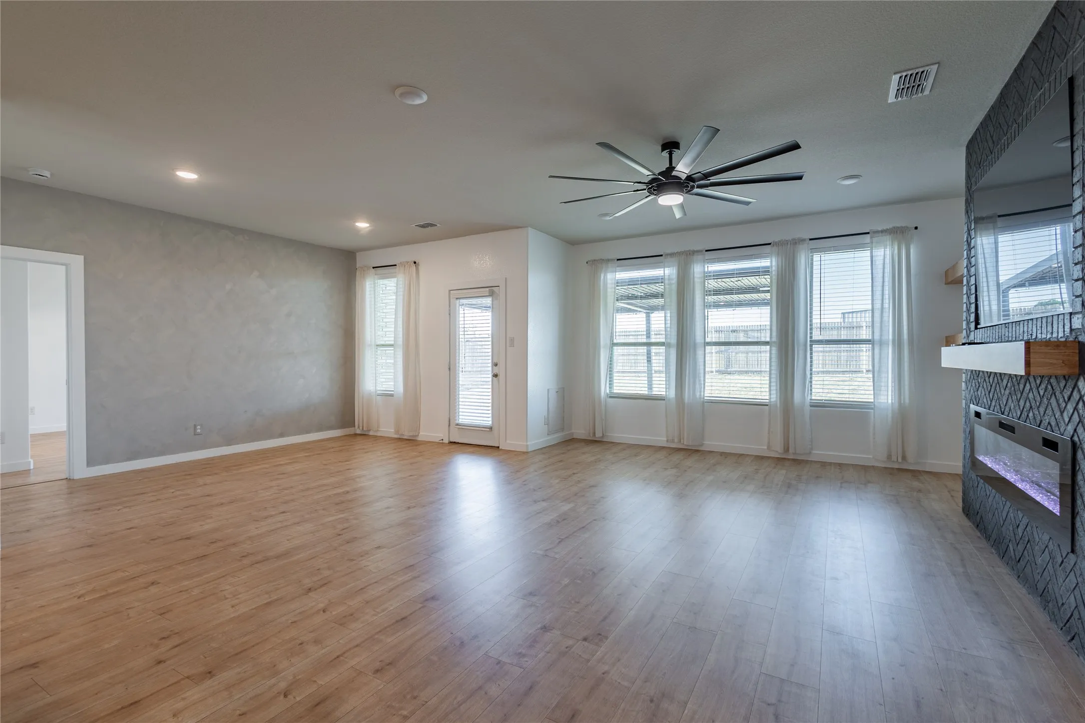 Single Family Residence For Rent in Grayson County , 970 Hurstwood Drive, Van Alstyne, Texas 75495, 4 Bedroom, 2 Bathroom, 3 Garage spaces, 1,952 Sqft, built in 2023, mls#21391789, Real Estate Agent in Van Alstyne, Homes For Rent in Grayson county, Homes For Rent in Van Alstyne, Realtor in Van Alstyne Texas, Real Estate Brokerage Independent Realty Texas, Luminita Cordes Realtor