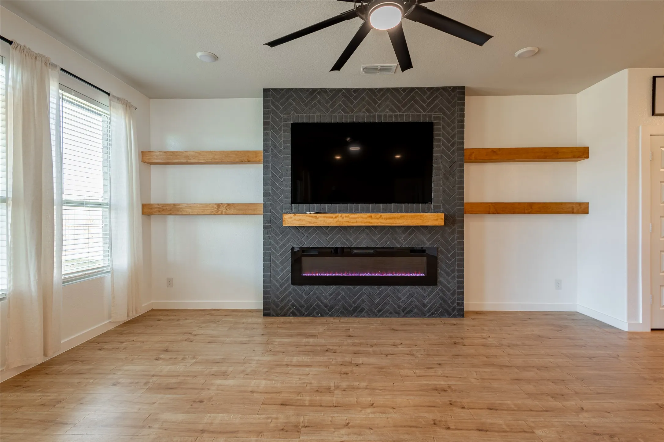 Single Family Residence For Rent in Grayson County , 970 Hurstwood Drive, Van Alstyne, Texas 75495, 4 Bedroom, 2 Bathroom, 3 Garage spaces, 1,952 Sqft, built in 2023, mls#21391789, Real Estate Agent in Van Alstyne, Homes For Rent in Grayson county, Homes For Rent in Van Alstyne, Realtor in Van Alstyne Texas, Real Estate Brokerage Independent Realty Texas, Luminita Cordes Realtor