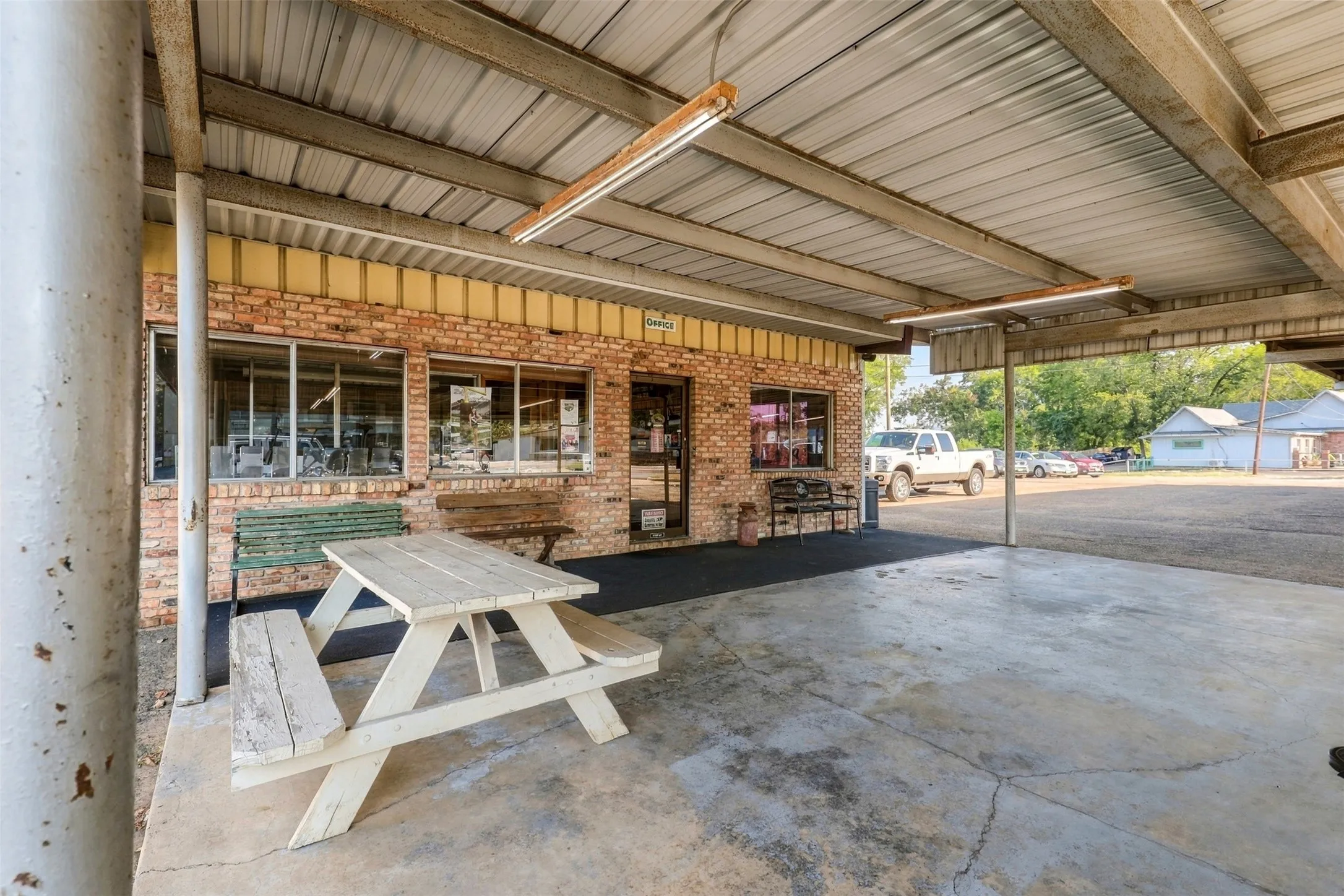Office For Sale in Camp County , 511 S Greer, Pittsburg, Texas 75686, 0, 0, Garage spaces, 0 Sqft, built in 1962, mls#21391805, Real Estate Agent in Pittsburg, Homes For Sale in Camp county, Homes For Sale in Pittsburg, Realtor in Pittsburg Texas, Real Estate Brokerage Independent Realty Texas, Luminita Cordes Realtor
