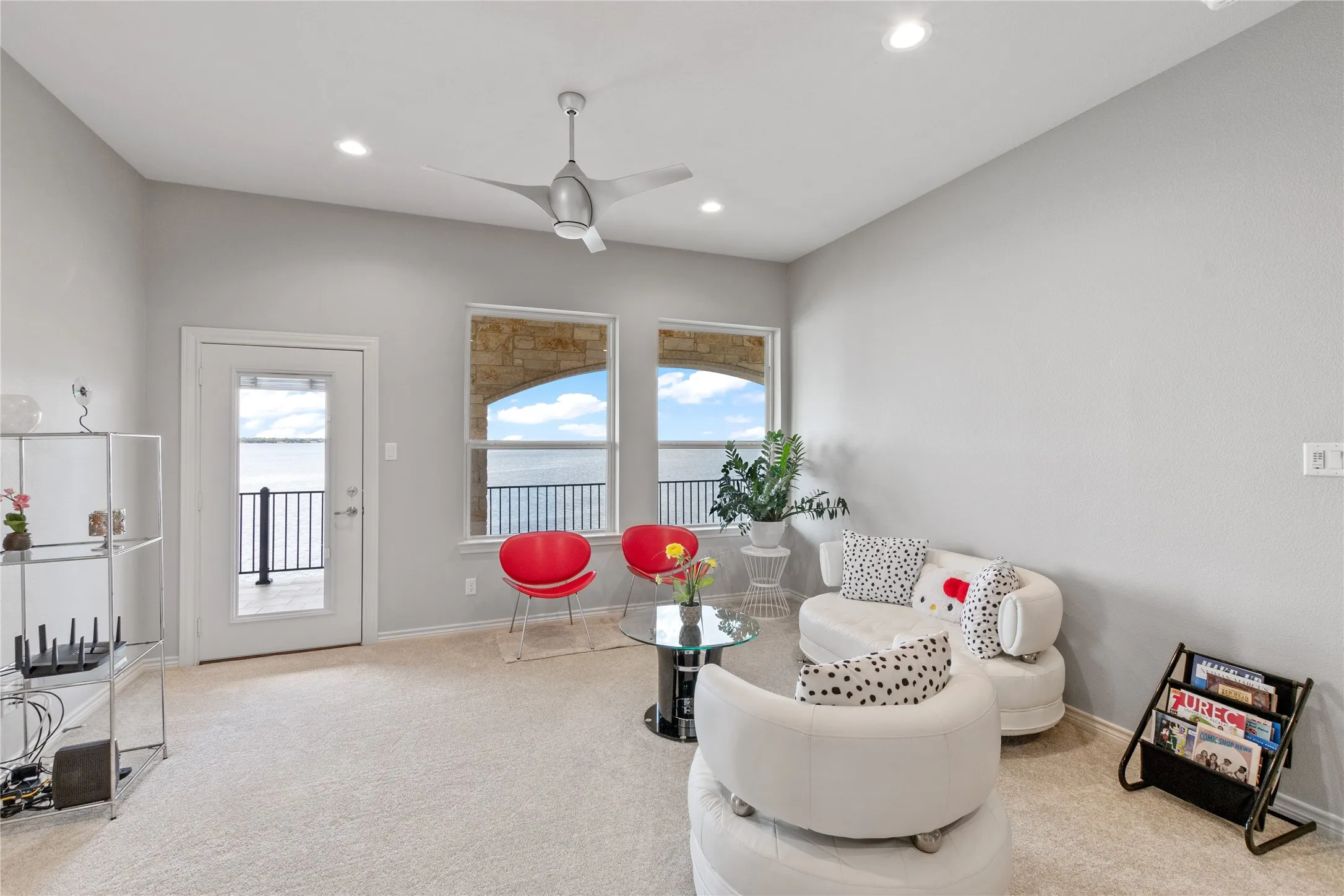 Upstair bonus room/second living  with balcony access