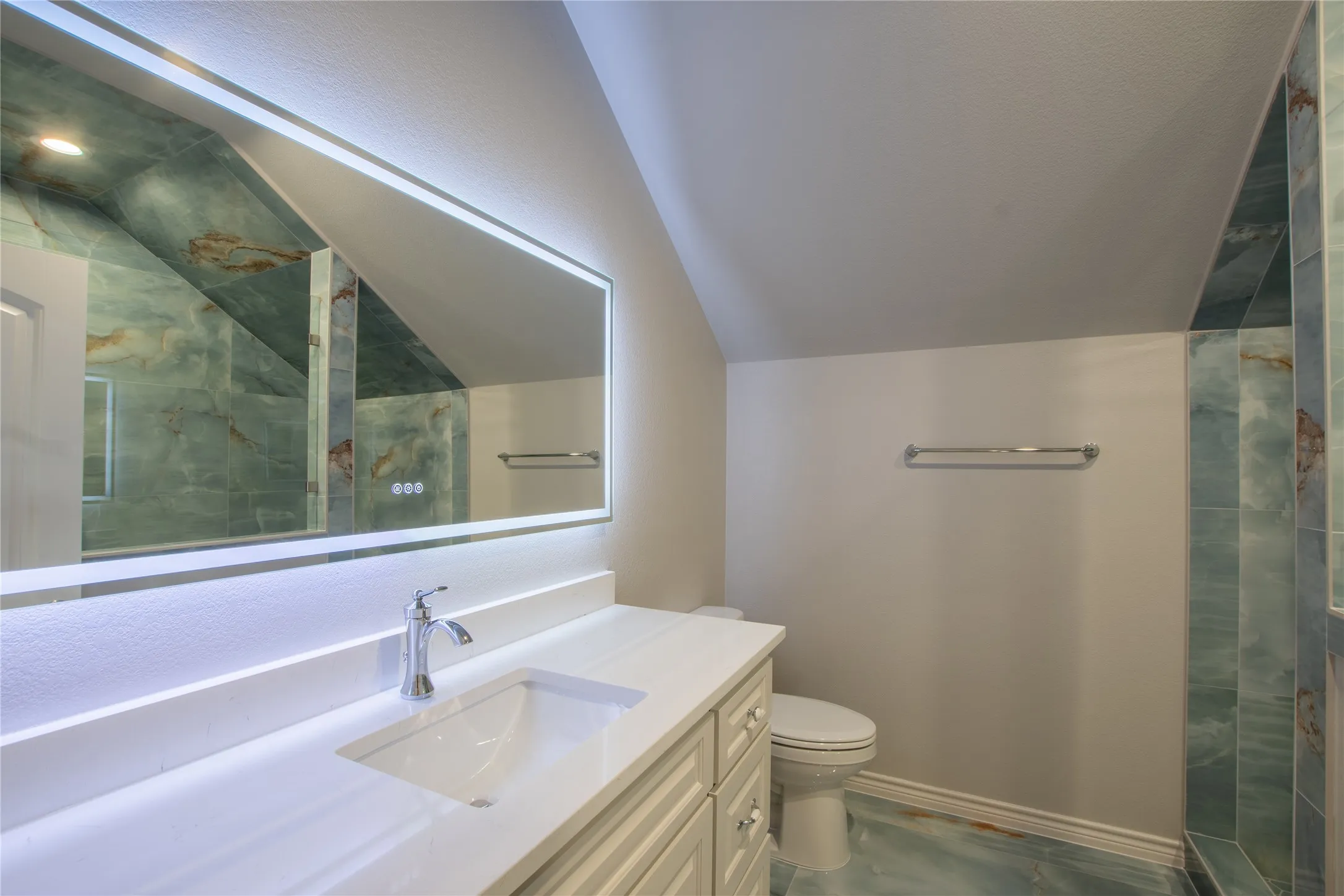 Bedroom 3 en suite bath