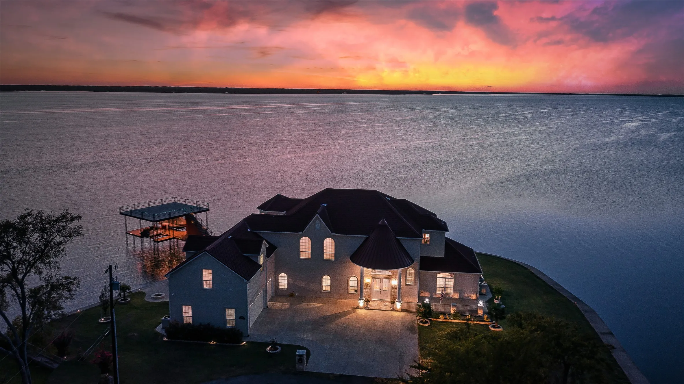 Single Family Residence For Sale in Henderson County , 241 Loon Bay Drive, Gun Barrel City, Texas 75156, 5 Bedroom, 6 Bathroom, 3 Garage spaces, 5,124 Sqft, built in 2018, mls#21390217, Real Estate Agent in Gun Barrel City, Homes For Sale in Henderson county, Homes For Sale in Gun Barrel City, Realtor in Gun Barrel City Texas, Real Estate Brokerage Independent Realty Texas, Luminita Cordes Realtor