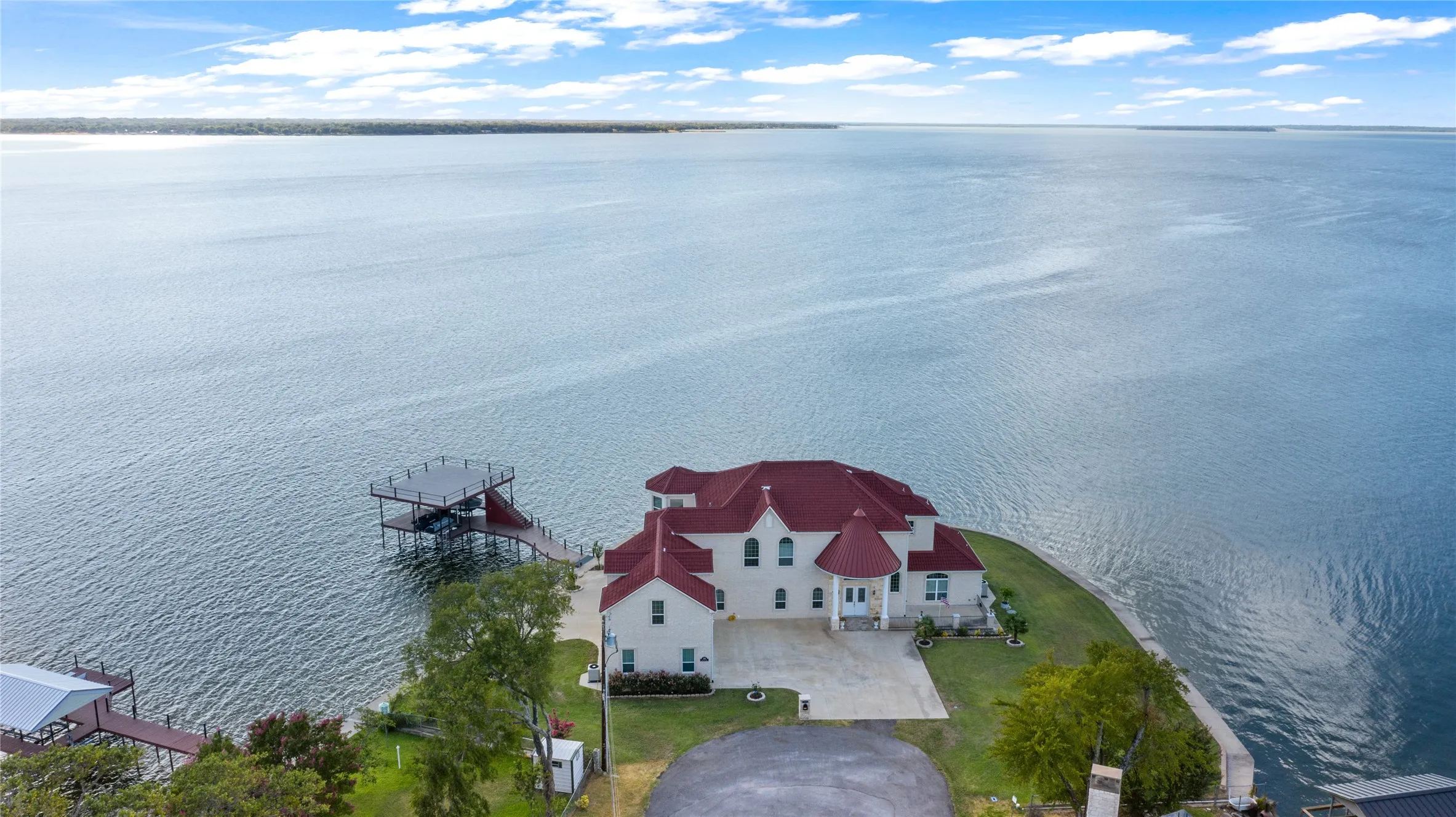 Single Family Residence For Sale in Henderson County , 241 Loon Bay Drive, Gun Barrel City, Texas 75156, 5 Bedroom, 6 Bathroom, 3 Garage spaces, 5,124 Sqft, built in 2018, mls#21390217, Real Estate Agent in Gun Barrel City, Homes For Sale in Henderson county, Homes For Sale in Gun Barrel City, Realtor in Gun Barrel City Texas, Real Estate Brokerage Independent Realty Texas, Luminita Cordes Realtor