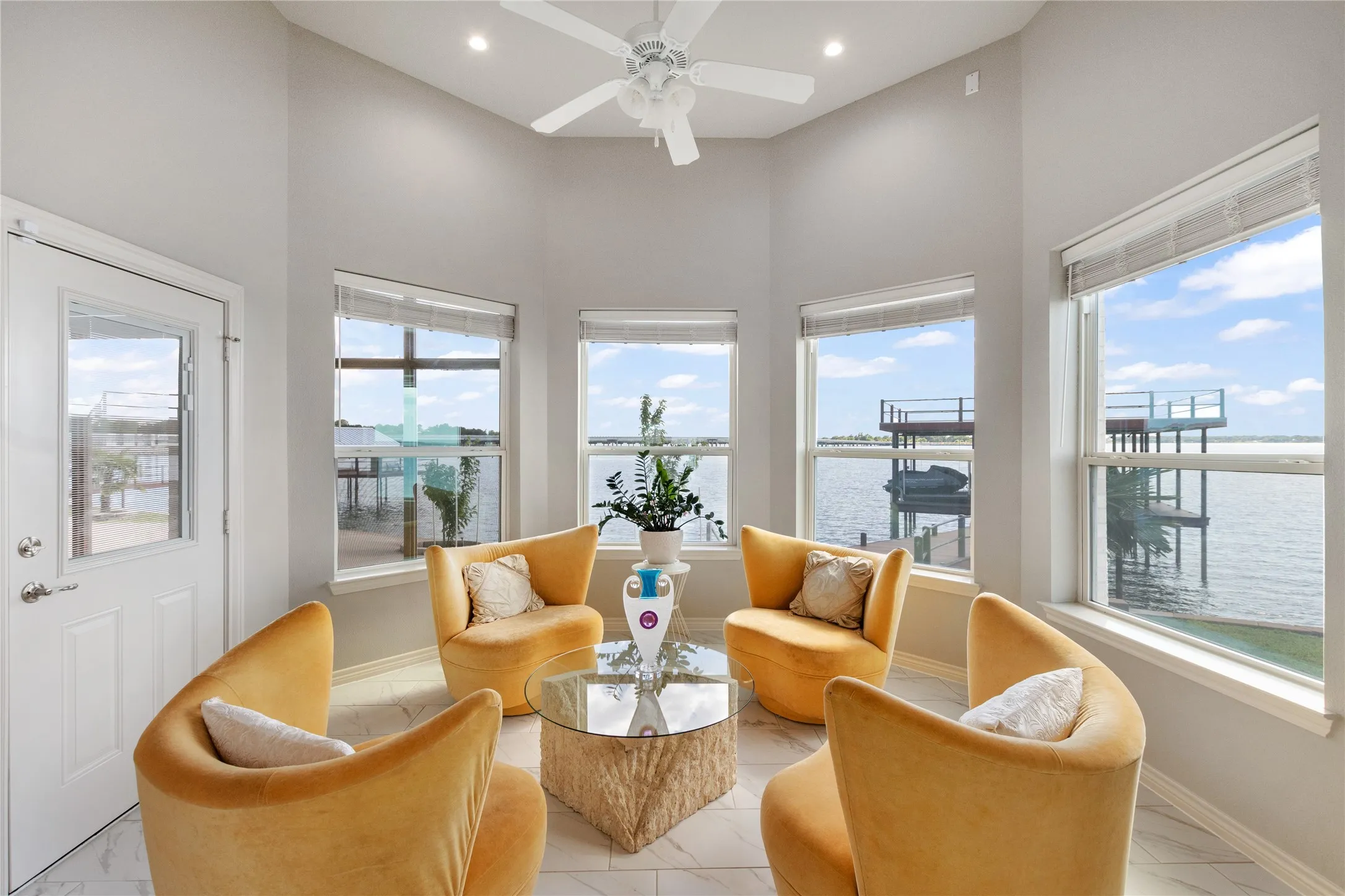 Additoinal sitting area off the kitchen or could be additional dining area.