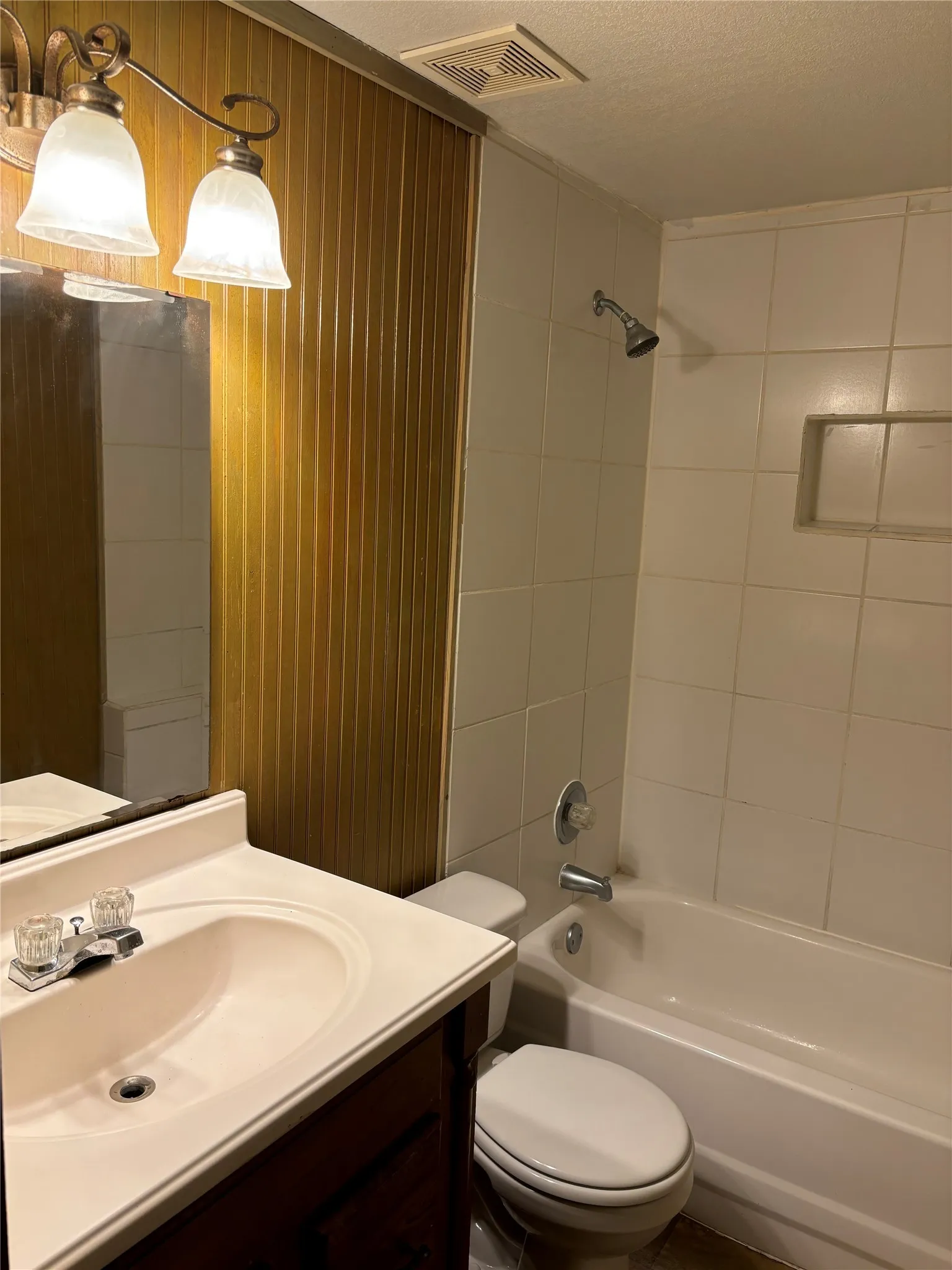 Apartment For Rent in Tarrant County , 1705 Chris Craft Drive 4, Grapevine, Texas 76051, 2 Bedroom, 1 Bathroom, Garage spaces, 650 Sqft, built in 1966, mls#21391814, Real Estate Agent in Grapevine, Homes For Rent in Tarrant county, Homes For Rent in Grapevine, Realtor in Grapevine Texas, Real Estate Brokerage Independent Realty Texas, Luminita Cordes Realtor
