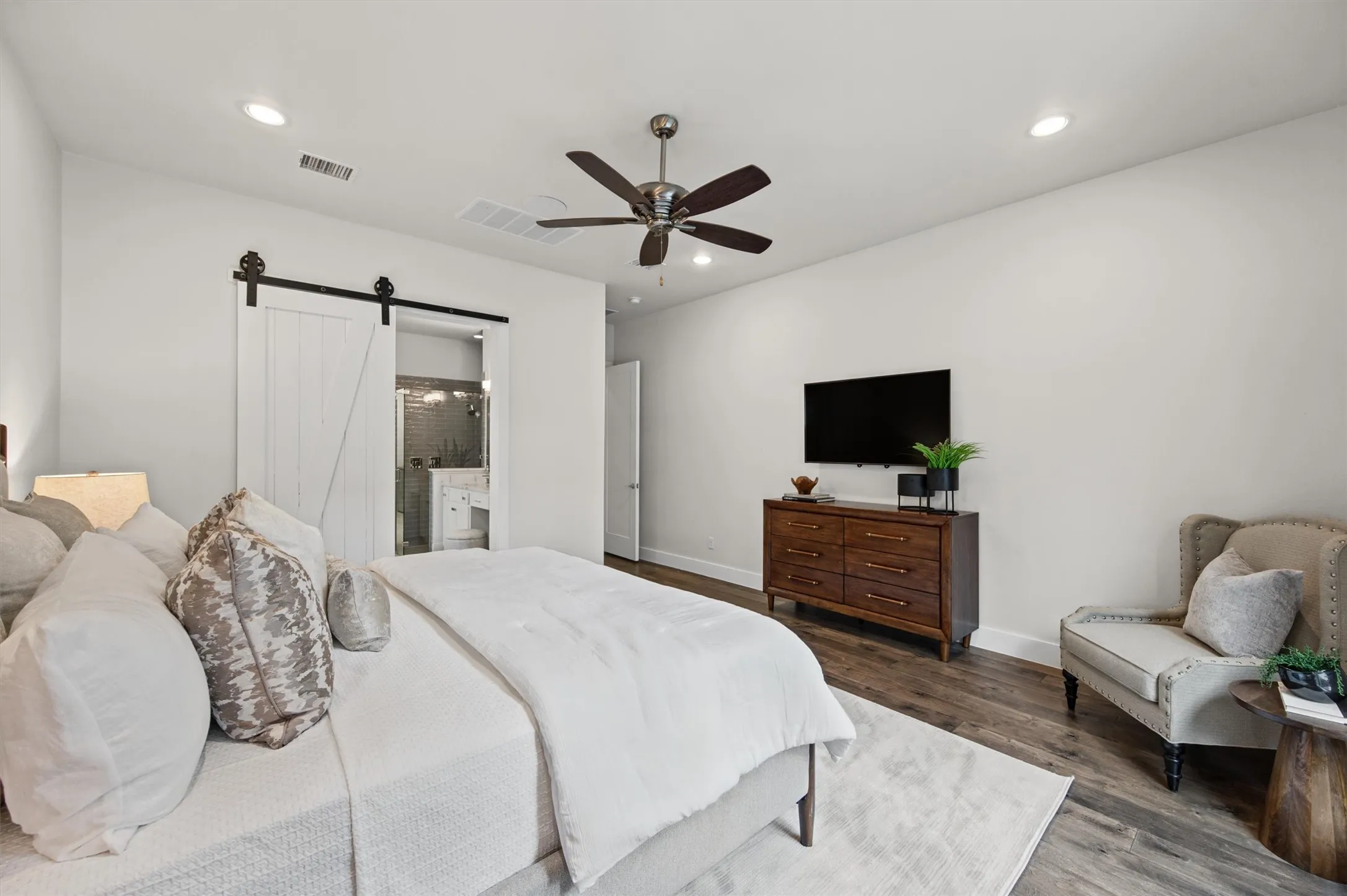 Single Family Residence For Sale in Dallas County , 8655 Forest Hills Boulevard, Dallas, Texas 75218, 3 Bedroom, 3 Bathroom, 2 Garage spaces, 2,542 Sqft, built in 2017, mls#21389985, Real Estate Agent in Dallas, Homes For Sale in Dallas county, Homes For Sale in Dallas, Realtor in Dallas Texas, Real Estate Brokerage Independent Realty Texas, Luminita Cordes Realtor