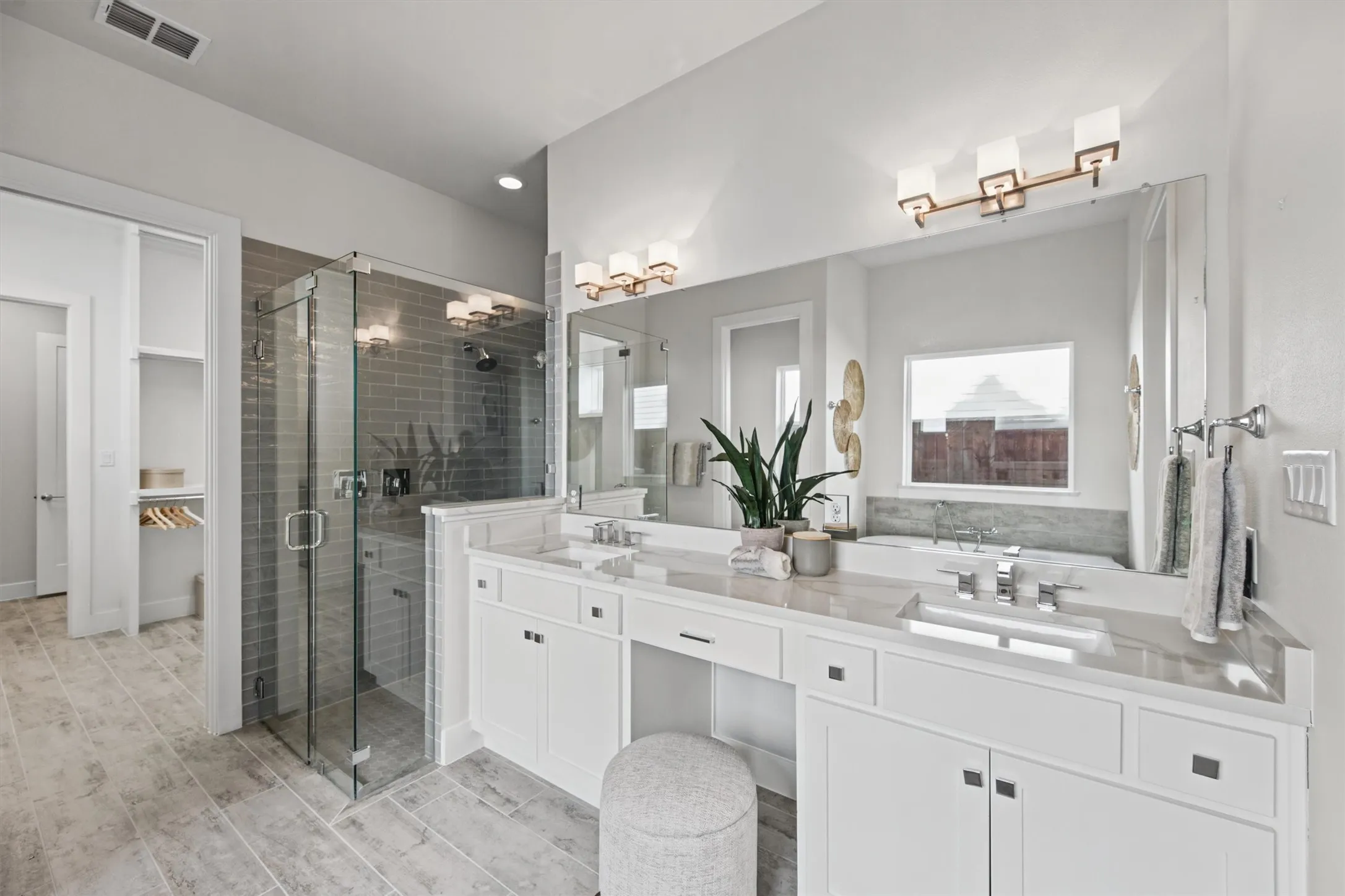 Single Family Residence For Sale in Dallas County , 8655 Forest Hills Boulevard, Dallas, Texas 75218, 3 Bedroom, 3 Bathroom, 2 Garage spaces, 2,542 Sqft, built in 2017, mls#21389985, Real Estate Agent in Dallas, Homes For Sale in Dallas county, Homes For Sale in Dallas, Realtor in Dallas Texas, Real Estate Brokerage Independent Realty Texas, Luminita Cordes Realtor