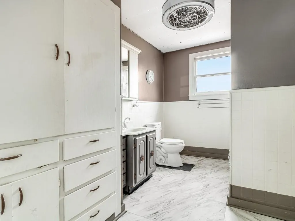 Single Family Residence For Sale in Hill County , 112 W Hackberry Street, Malone, Texas 76660, 4 Bedroom, 2 Bathroom, Garage spaces, 2,264 Sqft, built in 1925, mls#21391817, Real Estate Agent in Malone, Homes For Sale in Hill county, Homes For Sale in Malone, Realtor in Malone Texas, Real Estate Brokerage Independent Realty Texas, Luminita Cordes Realtor