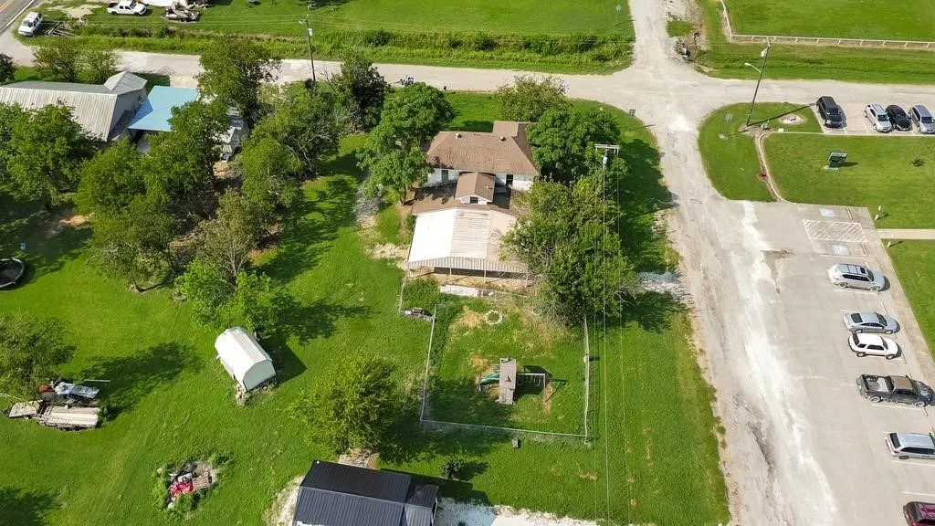 Single Family Residence For Sale in Hill County , 112 W Hackberry Street, Malone, Texas 76660, 4 Bedroom, 2 Bathroom, Garage spaces, 2,264 Sqft, built in 1925, mls#21391817, Real Estate Agent in Malone, Homes For Sale in Hill county, Homes For Sale in Malone, Realtor in Malone Texas, Real Estate Brokerage Independent Realty Texas, Luminita Cordes Realtor
