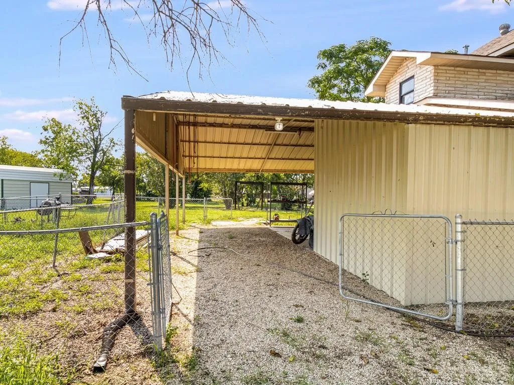 Single Family Residence For Sale in Hill County , 112 W Hackberry Street, Malone, Texas 76660, 4 Bedroom, 2 Bathroom, Garage spaces, 2,264 Sqft, built in 1925, mls#21391817, Real Estate Agent in Malone, Homes For Sale in Hill county, Homes For Sale in Malone, Realtor in Malone Texas, Real Estate Brokerage Independent Realty Texas, Luminita Cordes Realtor