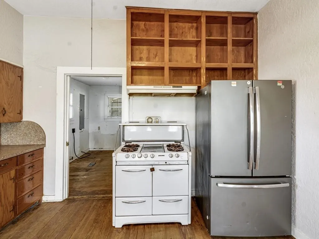 Single Family Residence For Sale in Hill County , 112 W Hackberry Street, Malone, Texas 76660, 4 Bedroom, 2 Bathroom, Garage spaces, 2,264 Sqft, built in 1925, mls#21391817, Real Estate Agent in Malone, Homes For Sale in Hill county, Homes For Sale in Malone, Realtor in Malone Texas, Real Estate Brokerage Independent Realty Texas, Luminita Cordes Realtor