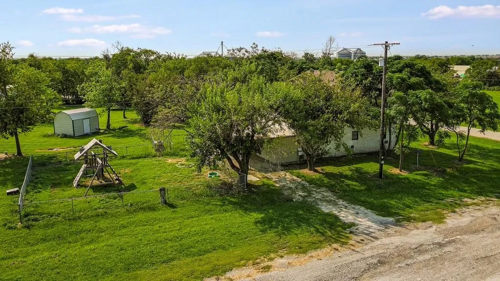 Single Family Residence For Sale in Hill County , 112 W Hackberry Street, Malone, Texas 76660, 4 Bedroom, 2 Bathroom, Garage spaces, 2,264 Sqft, built in 1925, mls#21391817, Real Estate Agent in Malone, Homes For Sale in Hill county, Homes For Sale in Malone, Realtor in Malone Texas, Real Estate Brokerage Independent Realty Texas, Luminita Cordes Realtor