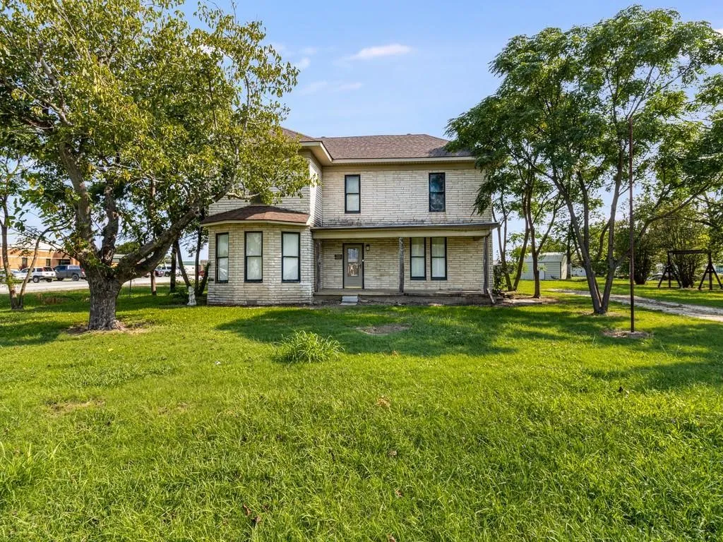 Single Family Residence For Sale in Hill County , 112 W Hackberry Street, Malone, Texas 76660, 4 Bedroom, 2 Bathroom, Garage spaces, 2,264 Sqft, built in 1925, mls#21391817, Real Estate Agent in Malone, Homes For Sale in Hill county, Homes For Sale in Malone, Realtor in Malone Texas, Real Estate Brokerage Independent Realty Texas, Luminita Cordes Realtor