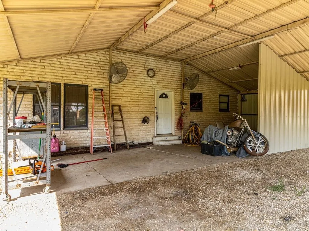 Single Family Residence For Sale in Hill County , 112 W Hackberry Street, Malone, Texas 76660, 4 Bedroom, 2 Bathroom, Garage spaces, 2,264 Sqft, built in 1925, mls#21391817, Real Estate Agent in Malone, Homes For Sale in Hill county, Homes For Sale in Malone, Realtor in Malone Texas, Real Estate Brokerage Independent Realty Texas, Luminita Cordes Realtor