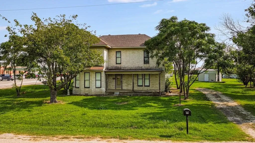 Single Family Residence For Sale in Hill County , 112 W Hackberry Street, Malone, Texas 76660, 4 Bedroom, 2 Bathroom, Garage spaces, 2,264 Sqft, built in 1925, mls#21391817, Real Estate Agent in Malone, Homes For Sale in Hill county, Homes For Sale in Malone, Realtor in Malone Texas, Real Estate Brokerage Independent Realty Texas, Luminita Cordes Realtor