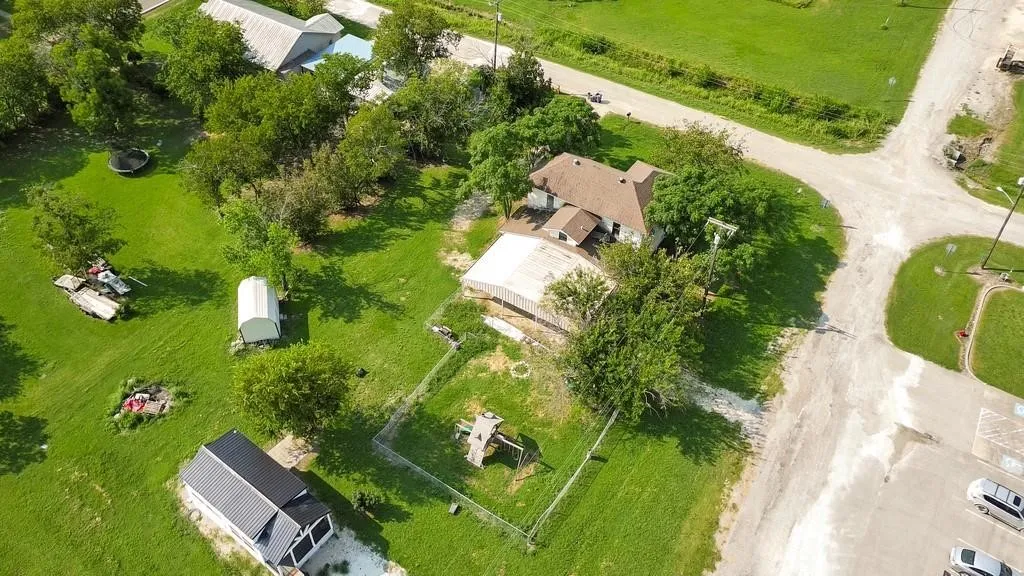 Single Family Residence For Sale in Hill County , 112 W Hackberry Street, Malone, Texas 76660, 4 Bedroom, 2 Bathroom, Garage spaces, 2,264 Sqft, built in 1925, mls#21391817, Real Estate Agent in Malone, Homes For Sale in Hill county, Homes For Sale in Malone, Realtor in Malone Texas, Real Estate Brokerage Independent Realty Texas, Luminita Cordes Realtor