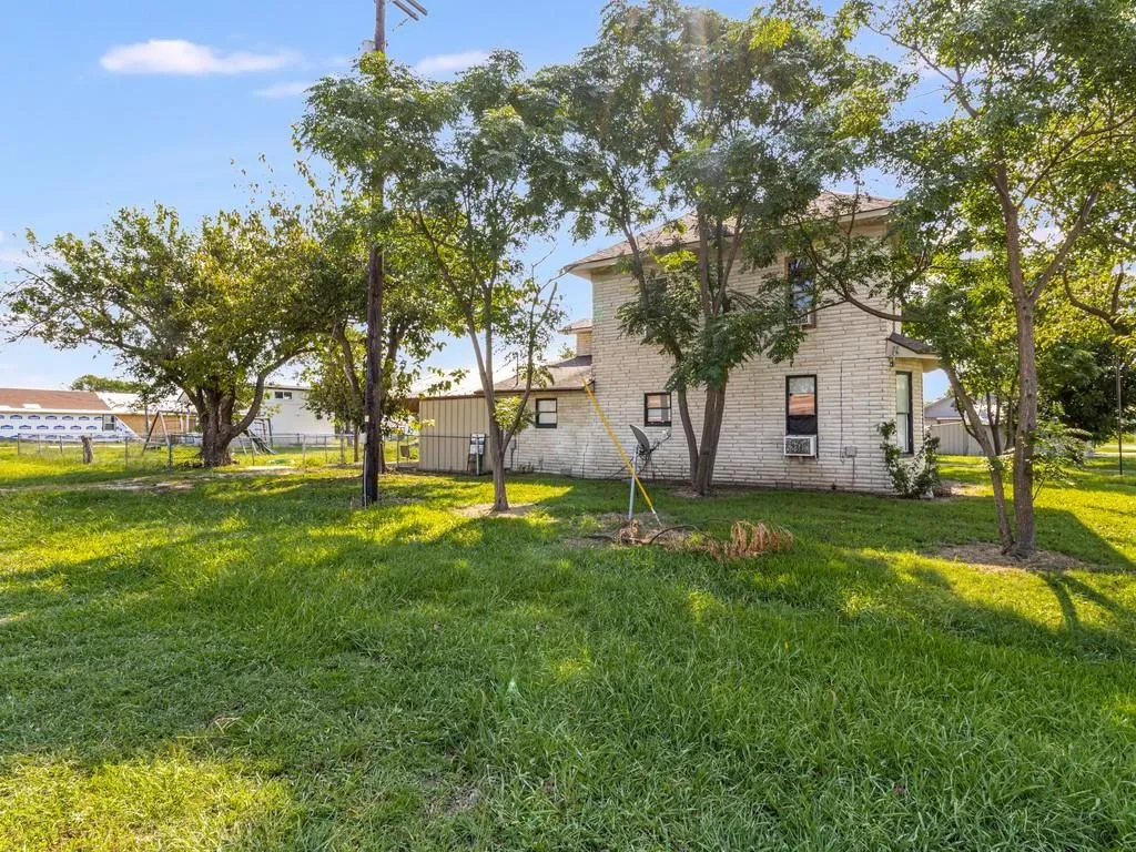 Single Family Residence For Sale in Hill County , 112 W Hackberry Street, Malone, Texas 76660, 4 Bedroom, 2 Bathroom, Garage spaces, 2,264 Sqft, built in 1925, mls#21391817, Real Estate Agent in Malone, Homes For Sale in Hill county, Homes For Sale in Malone, Realtor in Malone Texas, Real Estate Brokerage Independent Realty Texas, Luminita Cordes Realtor