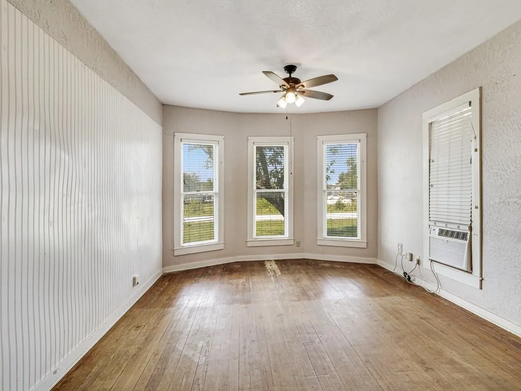 Single Family Residence For Sale in Hill County , 112 W Hackberry Street, Malone, Texas 76660, 4 Bedroom, 2 Bathroom, Garage spaces, 2,264 Sqft, built in 1925, mls#21391817, Real Estate Agent in Malone, Homes For Sale in Hill county, Homes For Sale in Malone, Realtor in Malone Texas, Real Estate Brokerage Independent Realty Texas, Luminita Cordes Realtor