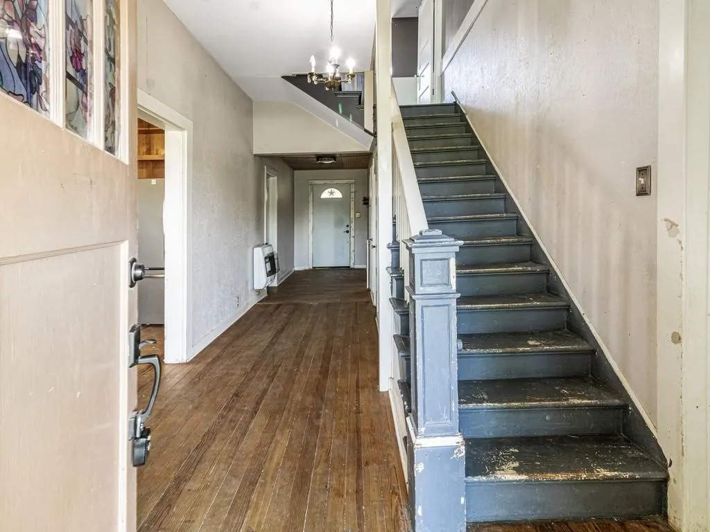 Single Family Residence For Sale in Hill County , 112 W Hackberry Street, Malone, Texas 76660, 4 Bedroom, 2 Bathroom, Garage spaces, 2,264 Sqft, built in 1925, mls#21391817, Real Estate Agent in Malone, Homes For Sale in Hill county, Homes For Sale in Malone, Realtor in Malone Texas, Real Estate Brokerage Independent Realty Texas, Luminita Cordes Realtor