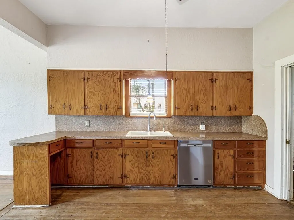 Single Family Residence For Sale in Hill County , 112 W Hackberry Street, Malone, Texas 76660, 4 Bedroom, 2 Bathroom, Garage spaces, 2,264 Sqft, built in 1925, mls#21391817, Real Estate Agent in Malone, Homes For Sale in Hill county, Homes For Sale in Malone, Realtor in Malone Texas, Real Estate Brokerage Independent Realty Texas, Luminita Cordes Realtor