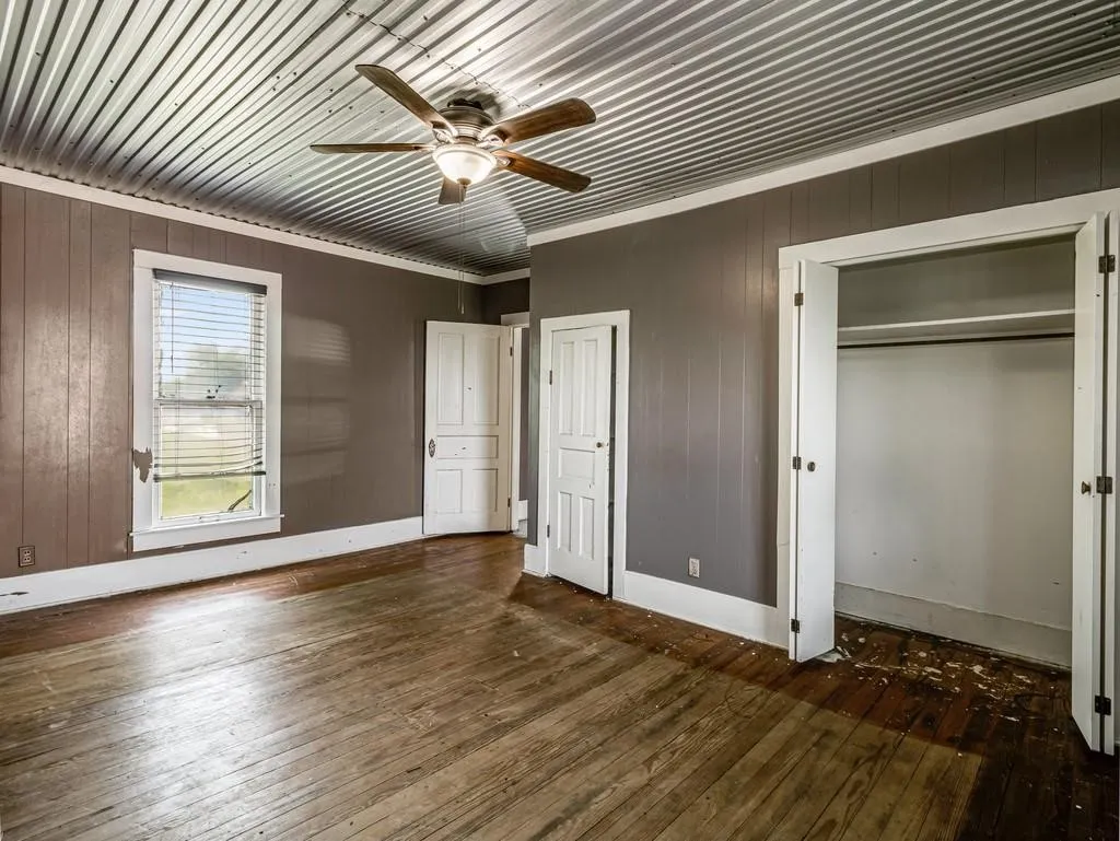 Single Family Residence For Sale in Hill County , 112 W Hackberry Street, Malone, Texas 76660, 4 Bedroom, 2 Bathroom, Garage spaces, 2,264 Sqft, built in 1925, mls#21391817, Real Estate Agent in Malone, Homes For Sale in Hill county, Homes For Sale in Malone, Realtor in Malone Texas, Real Estate Brokerage Independent Realty Texas, Luminita Cordes Realtor