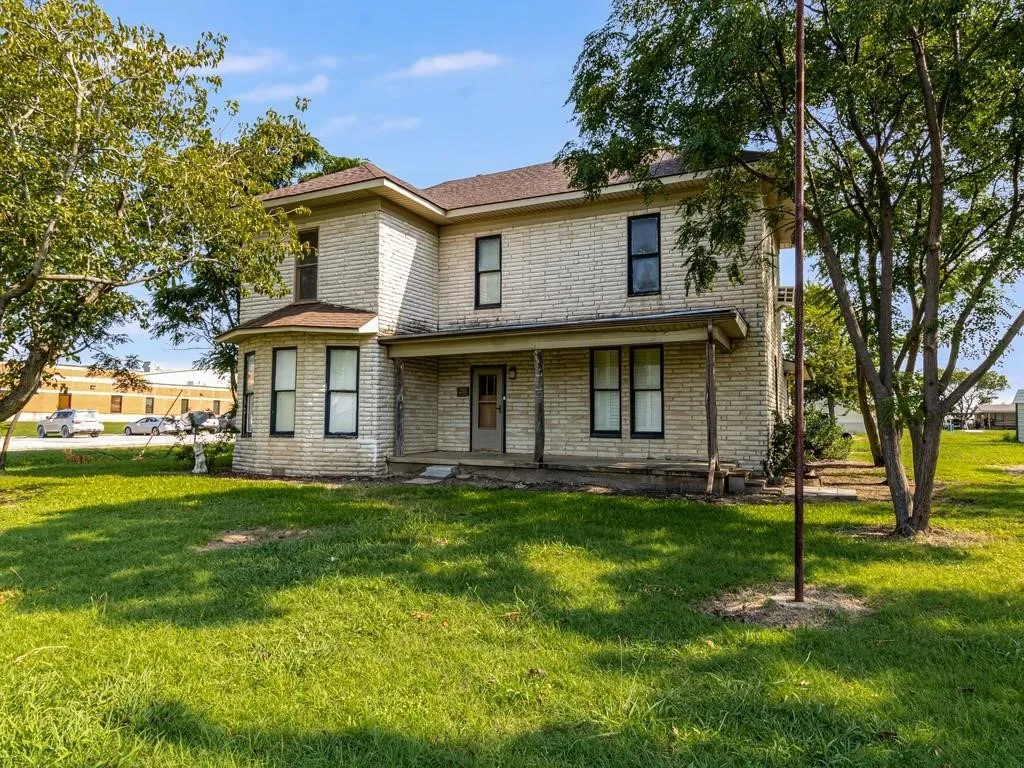 Single Family Residence For Sale in Hill County , 112 W Hackberry Street, Malone, Texas 76660, 4 Bedroom, 2 Bathroom, Garage spaces, 2,264 Sqft, built in 1925, mls#21391817, Real Estate Agent in Malone, Homes For Sale in Hill county, Homes For Sale in Malone, Realtor in Malone Texas, Real Estate Brokerage Independent Realty Texas, Luminita Cordes Realtor