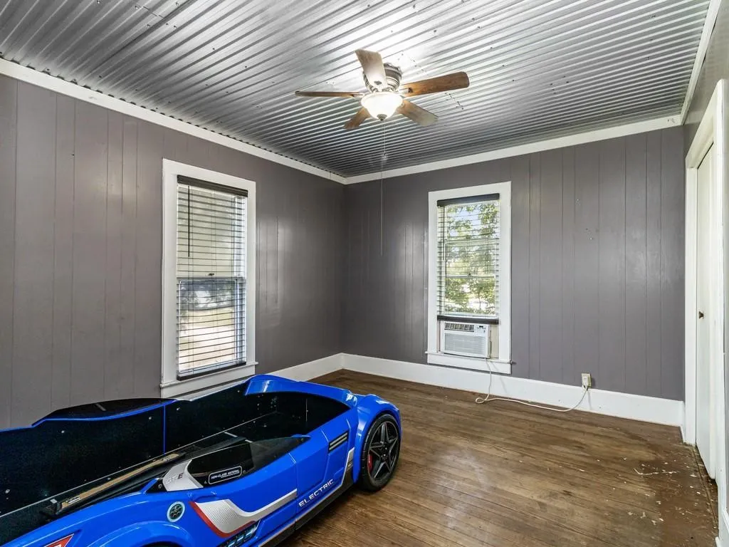 Single Family Residence For Sale in Hill County , 112 W Hackberry Street, Malone, Texas 76660, 4 Bedroom, 2 Bathroom, Garage spaces, 2,264 Sqft, built in 1925, mls#21391817, Real Estate Agent in Malone, Homes For Sale in Hill county, Homes For Sale in Malone, Realtor in Malone Texas, Real Estate Brokerage Independent Realty Texas, Luminita Cordes Realtor