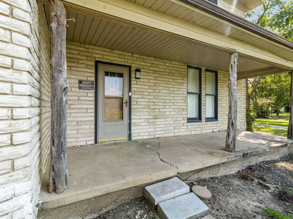 Single Family Residence For Sale in Hill County , 112 W Hackberry Street, Malone, Texas 76660, 4 Bedroom, 2 Bathroom, Garage spaces, 2,264 Sqft, built in 1925, mls#21391817, Real Estate Agent in Malone, Homes For Sale in Hill county, Homes For Sale in Malone, Realtor in Malone Texas, Real Estate Brokerage Independent Realty Texas, Luminita Cordes Realtor