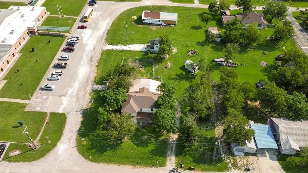 Single Family Residence For Sale in Hill County , 112 W Hackberry Street, Malone, Texas 76660, 4 Bedroom, 2 Bathroom, Garage spaces, 2,264 Sqft, built in 1925, mls#21391817, Real Estate Agent in Malone, Homes For Sale in Hill county, Homes For Sale in Malone, Realtor in Malone Texas, Real Estate Brokerage Independent Realty Texas, Luminita Cordes Realtor