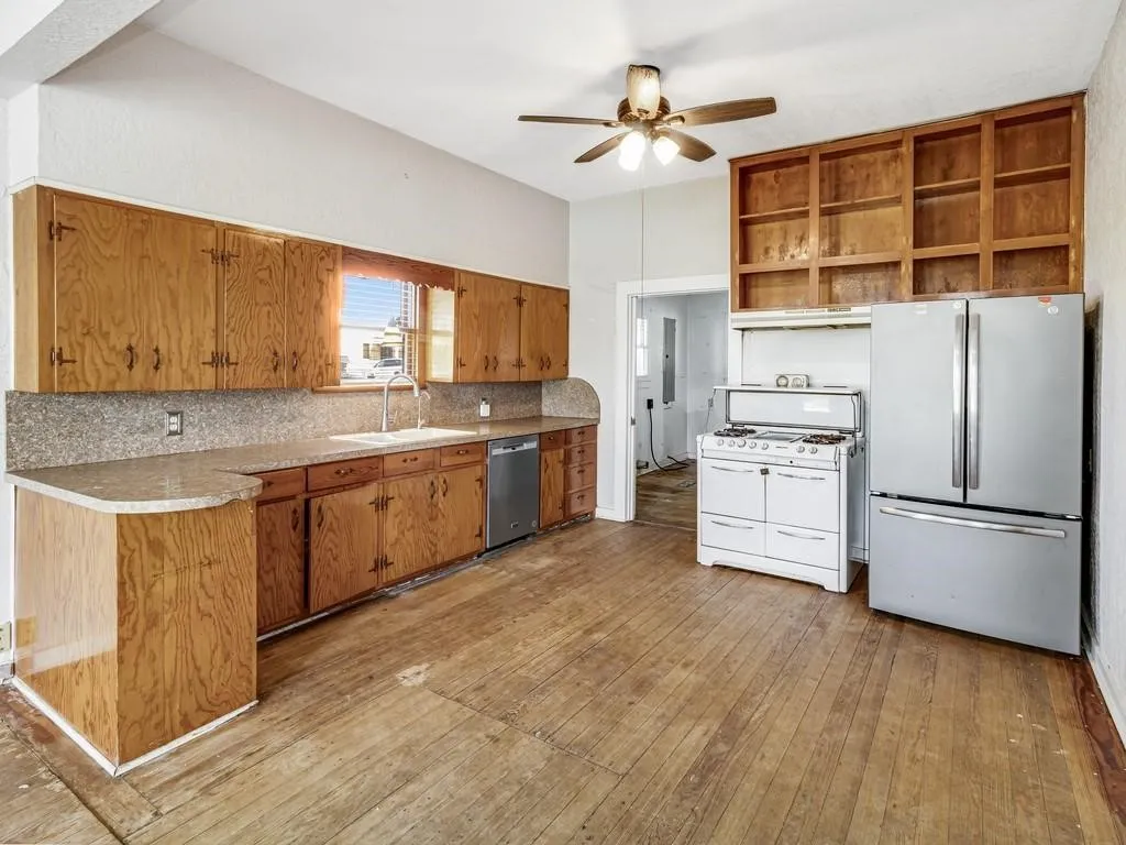 Single Family Residence For Sale in Hill County , 112 W Hackberry Street, Malone, Texas 76660, 4 Bedroom, 2 Bathroom, Garage spaces, 2,264 Sqft, built in 1925, mls#21391817, Real Estate Agent in Malone, Homes For Sale in Hill county, Homes For Sale in Malone, Realtor in Malone Texas, Real Estate Brokerage Independent Realty Texas, Luminita Cordes Realtor