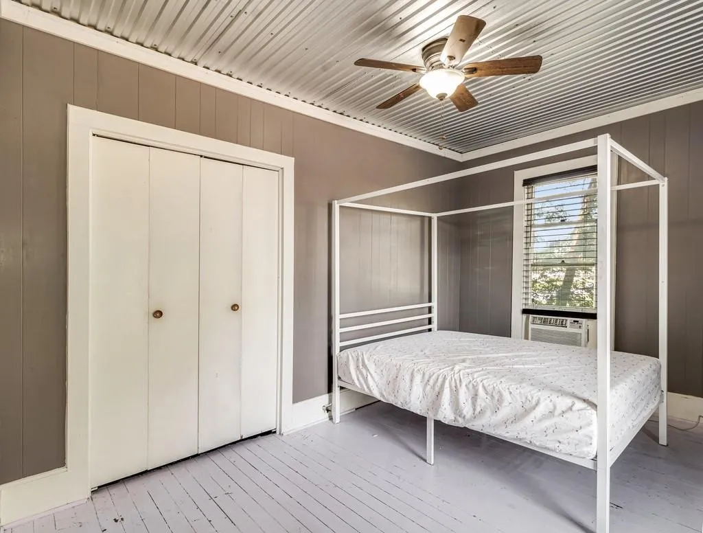Single Family Residence For Sale in Hill County , 112 W Hackberry Street, Malone, Texas 76660, 4 Bedroom, 2 Bathroom, Garage spaces, 2,264 Sqft, built in 1925, mls#21391817, Real Estate Agent in Malone, Homes For Sale in Hill county, Homes For Sale in Malone, Realtor in Malone Texas, Real Estate Brokerage Independent Realty Texas, Luminita Cordes Realtor
