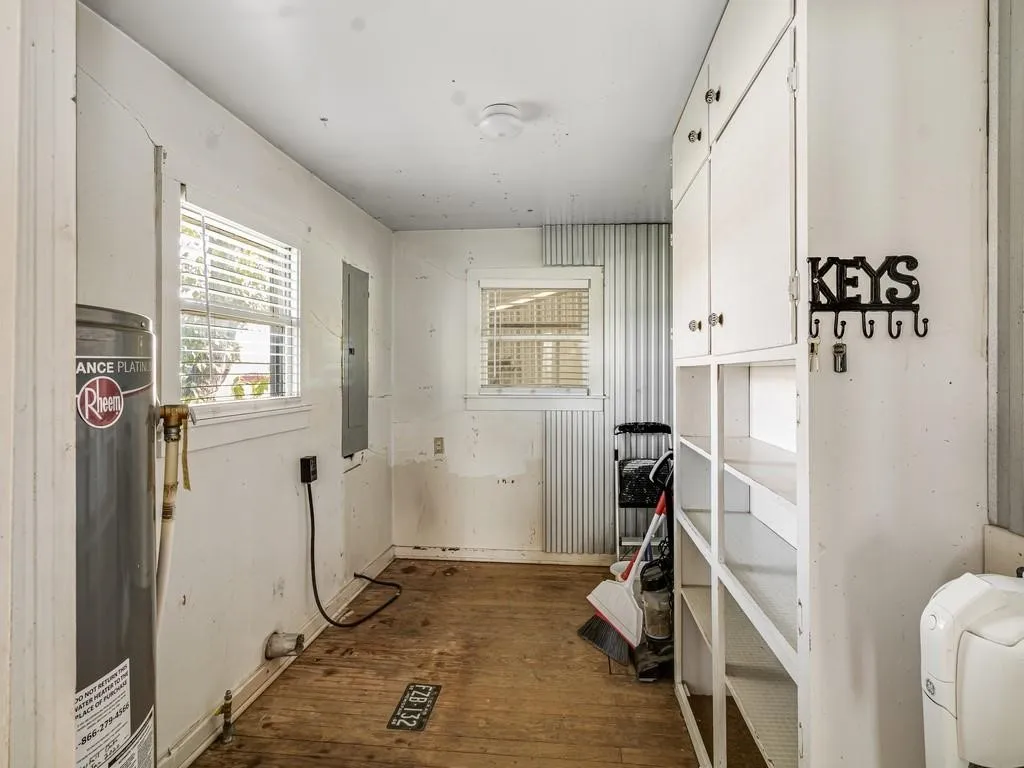 Single Family Residence For Sale in Hill County , 112 W Hackberry Street, Malone, Texas 76660, 4 Bedroom, 2 Bathroom, Garage spaces, 2,264 Sqft, built in 1925, mls#21391817, Real Estate Agent in Malone, Homes For Sale in Hill county, Homes For Sale in Malone, Realtor in Malone Texas, Real Estate Brokerage Independent Realty Texas, Luminita Cordes Realtor