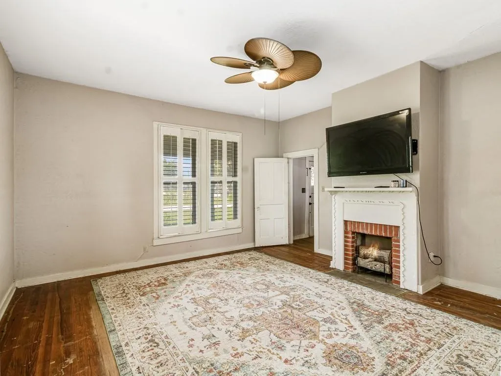 Single Family Residence For Sale in Hill County , 112 W Hackberry Street, Malone, Texas 76660, 4 Bedroom, 2 Bathroom, Garage spaces, 2,264 Sqft, built in 1925, mls#21391817, Real Estate Agent in Malone, Homes For Sale in Hill county, Homes For Sale in Malone, Realtor in Malone Texas, Real Estate Brokerage Independent Realty Texas, Luminita Cordes Realtor