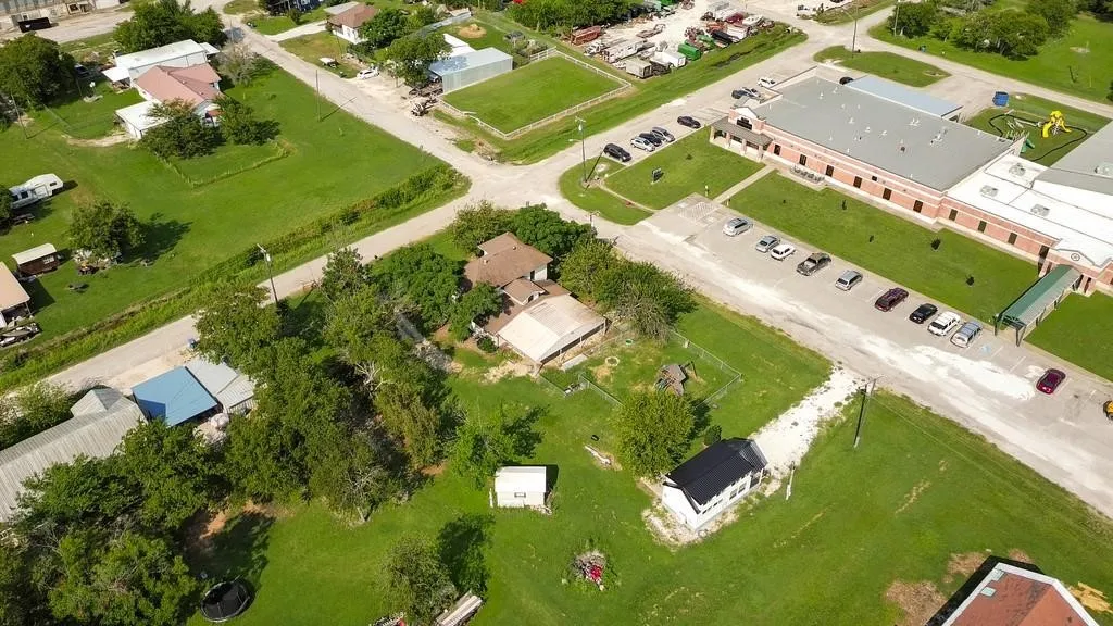 Single Family Residence For Sale in Hill County , 112 W Hackberry Street, Malone, Texas 76660, 4 Bedroom, 2 Bathroom, Garage spaces, 2,264 Sqft, built in 1925, mls#21391817, Real Estate Agent in Malone, Homes For Sale in Hill county, Homes For Sale in Malone, Realtor in Malone Texas, Real Estate Brokerage Independent Realty Texas, Luminita Cordes Realtor
