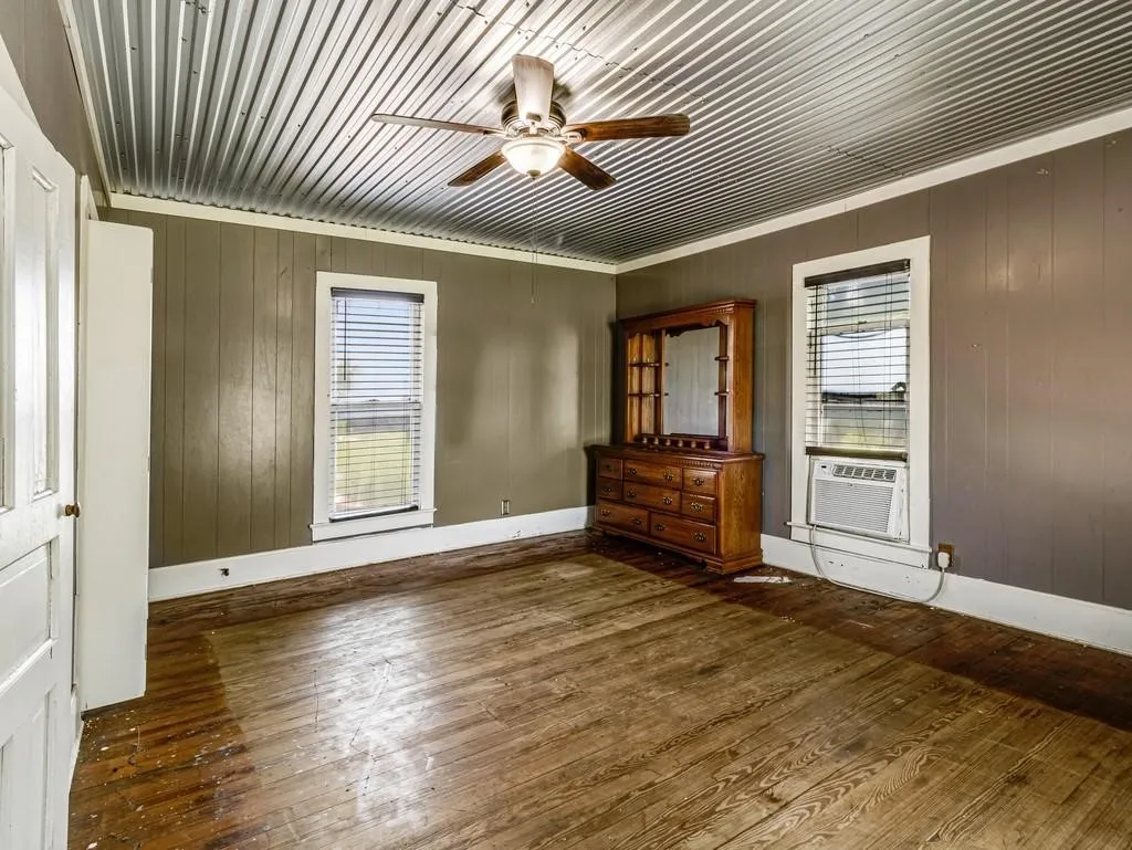 Single Family Residence For Sale in Hill County , 112 W Hackberry Street, Malone, Texas 76660, 4 Bedroom, 2 Bathroom, Garage spaces, 2,264 Sqft, built in 1925, mls#21391817, Real Estate Agent in Malone, Homes For Sale in Hill county, Homes For Sale in Malone, Realtor in Malone Texas, Real Estate Brokerage Independent Realty Texas, Luminita Cordes Realtor