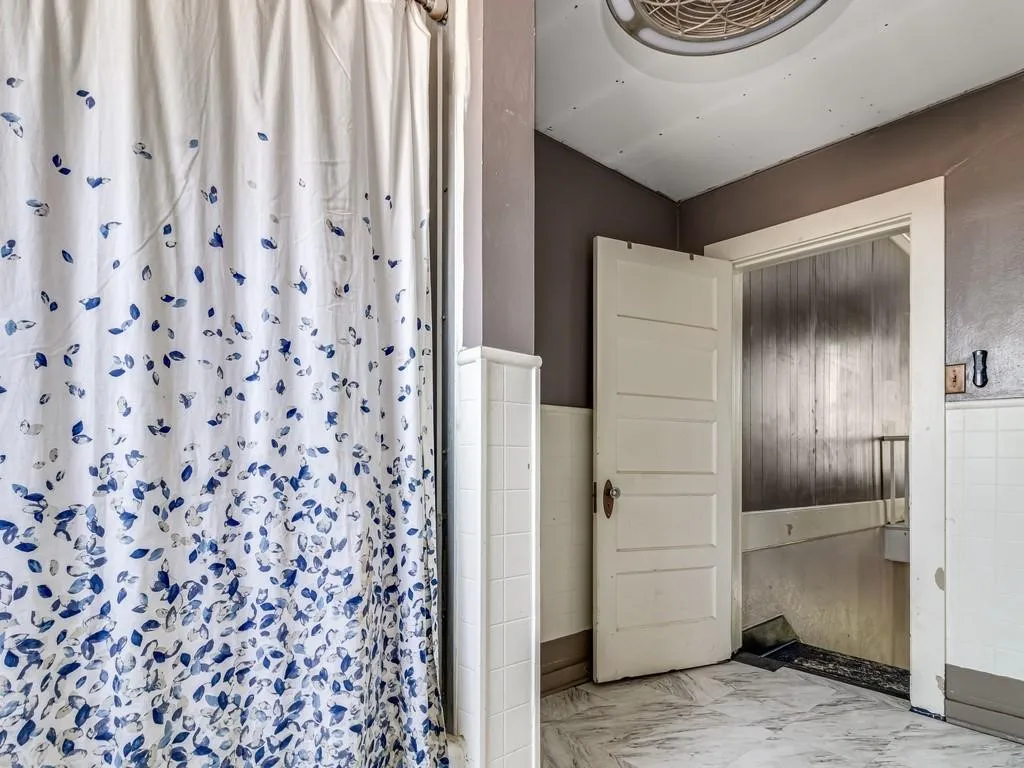 Single Family Residence For Sale in Hill County , 112 W Hackberry Street, Malone, Texas 76660, 4 Bedroom, 2 Bathroom, Garage spaces, 2,264 Sqft, built in 1925, mls#21391817, Real Estate Agent in Malone, Homes For Sale in Hill county, Homes For Sale in Malone, Realtor in Malone Texas, Real Estate Brokerage Independent Realty Texas, Luminita Cordes Realtor