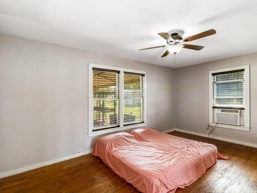 Single Family Residence For Sale in Hill County , 112 W Hackberry Street, Malone, Texas 76660, 4 Bedroom, 2 Bathroom, Garage spaces, 2,264 Sqft, built in 1925, mls#21391817, Real Estate Agent in Malone, Homes For Sale in Hill county, Homes For Sale in Malone, Realtor in Malone Texas, Real Estate Brokerage Independent Realty Texas, Luminita Cordes Realtor