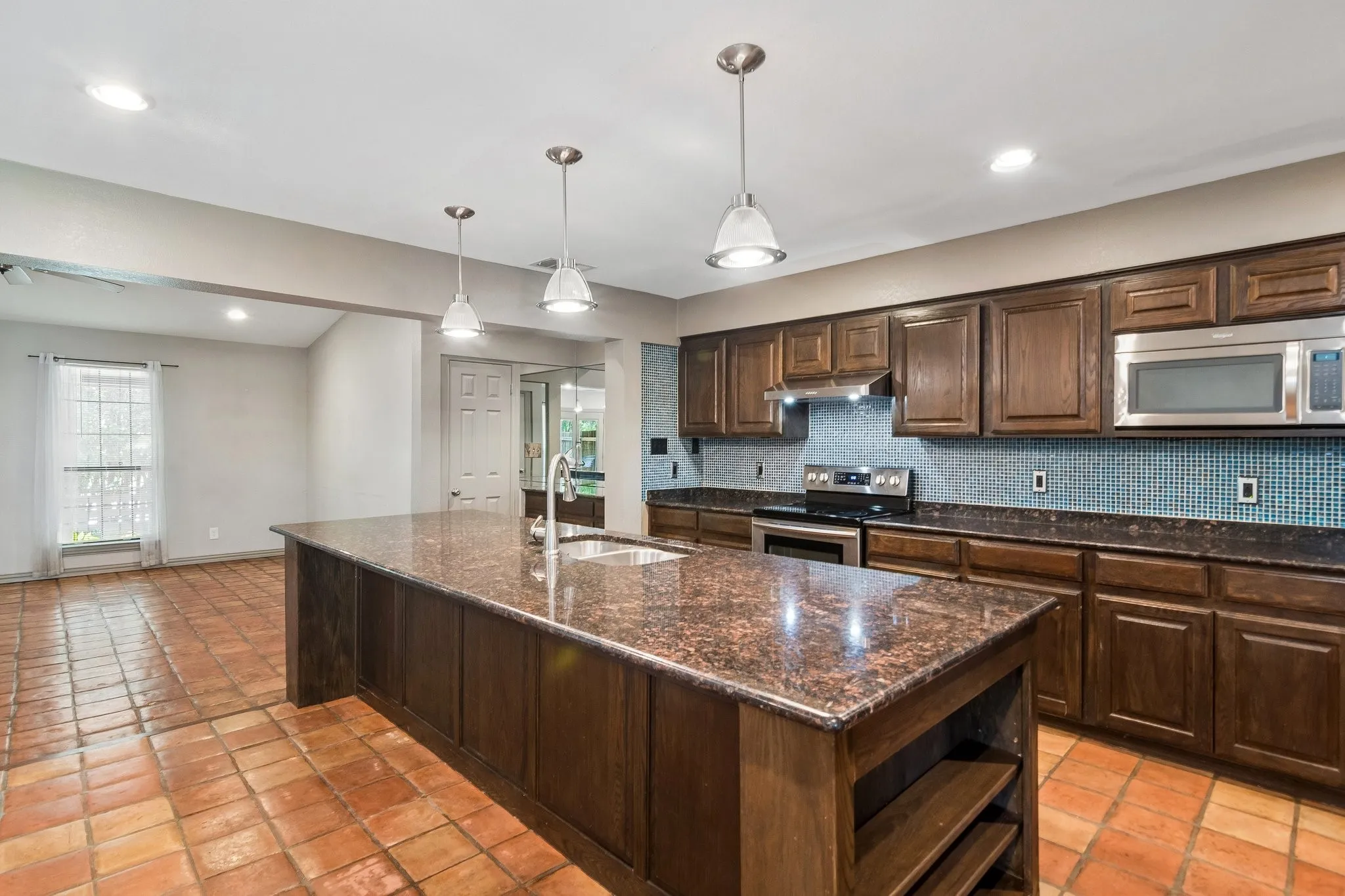 Large island for food prep and eat at breakfast bar