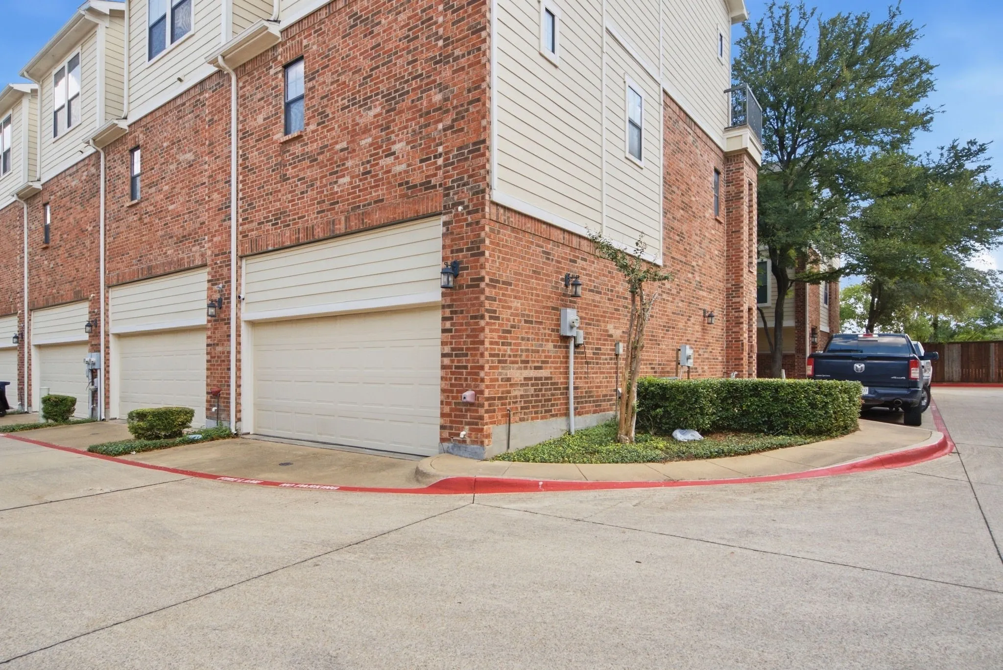Condominium For Sale in Tarrant County , 3815 Birkdale Drive, Fort Worth, Texas 76116, 2 Bedroom, 3 Bathroom, 2 Garage spaces, 1,603 Sqft, built in 2005, mls#21391206, Real Estate Agent in Fort Worth, Homes For Sale in Tarrant county, Homes For Sale in Fort Worth, Realtor in Fort Worth Texas, Real Estate Brokerage Independent Realty Texas, Luminita Cordes Realtor