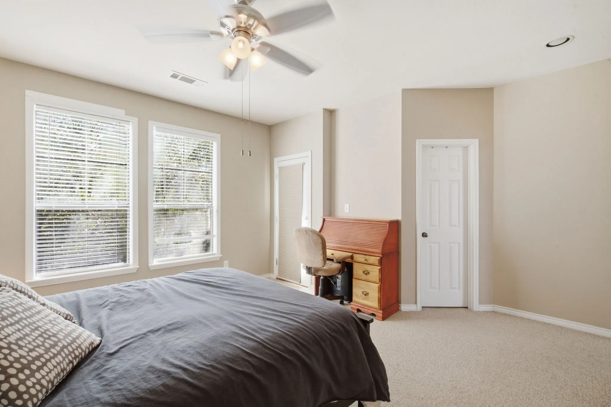 Condominium For Sale in Tarrant County , 3815 Birkdale Drive, Fort Worth, Texas 76116, 2 Bedroom, 3 Bathroom, 2 Garage spaces, 1,603 Sqft, built in 2005, mls#21391206, Real Estate Agent in Fort Worth, Homes For Sale in Tarrant county, Homes For Sale in Fort Worth, Realtor in Fort Worth Texas, Real Estate Brokerage Independent Realty Texas, Luminita Cordes Realtor