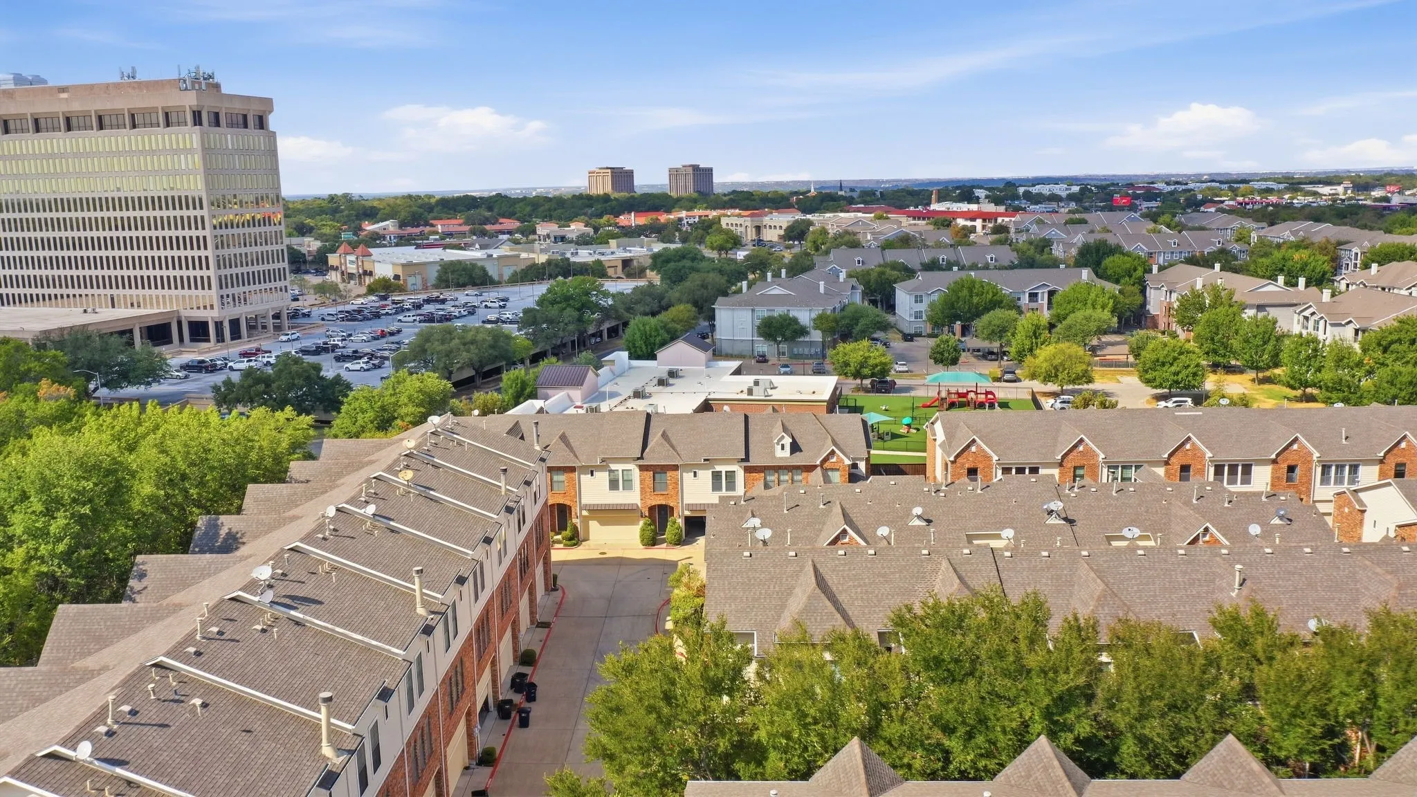 Condominium For Sale in Tarrant County , 3815 Birkdale Drive, Fort Worth, Texas 76116, 2 Bedroom, 3 Bathroom, 2 Garage spaces, 1,603 Sqft, built in 2005, mls#21391206, Real Estate Agent in Fort Worth, Homes For Sale in Tarrant county, Homes For Sale in Fort Worth, Realtor in Fort Worth Texas, Real Estate Brokerage Independent Realty Texas, Luminita Cordes Realtor