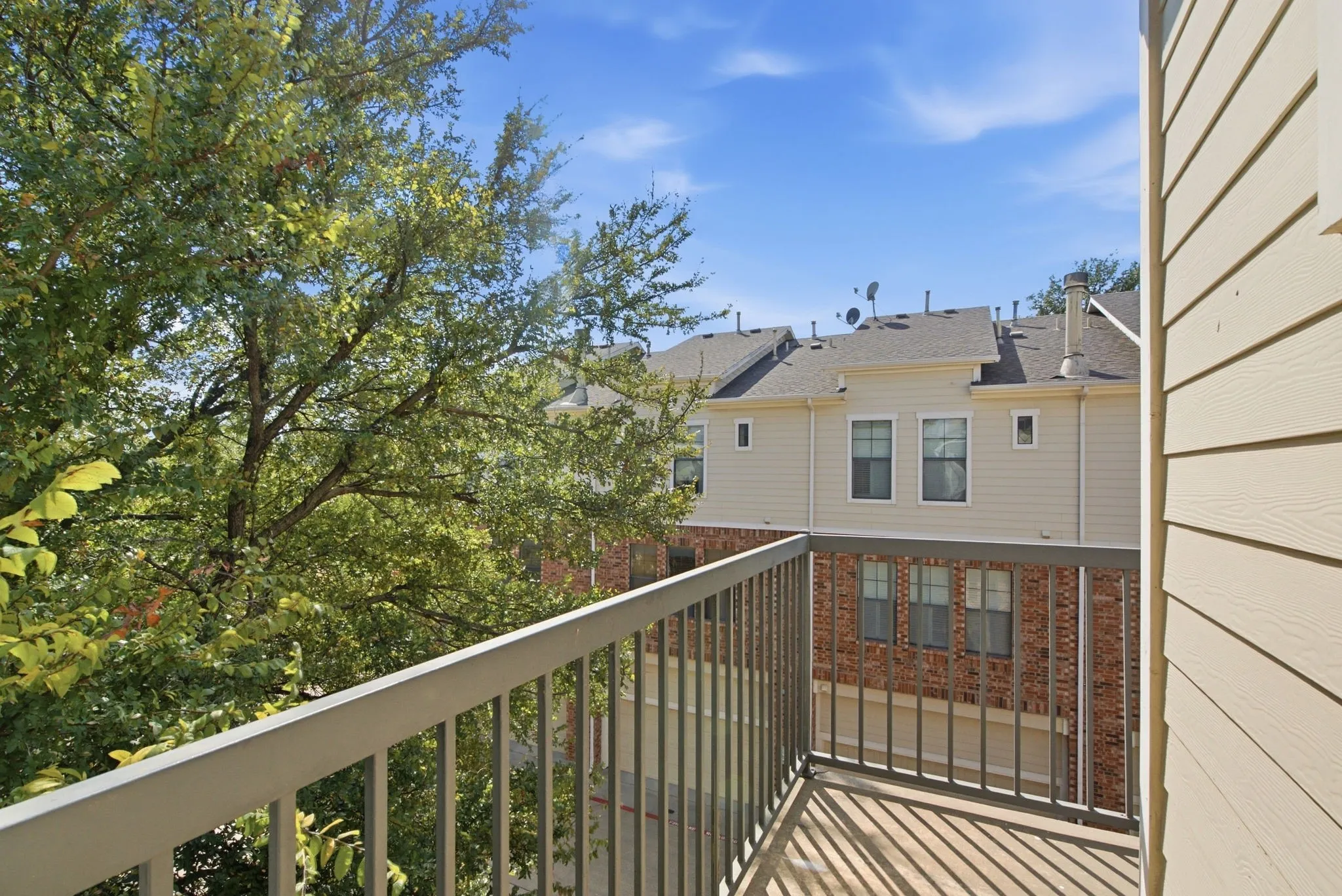 Condominium For Sale in Tarrant County , 3815 Birkdale Drive, Fort Worth, Texas 76116, 2 Bedroom, 3 Bathroom, 2 Garage spaces, 1,603 Sqft, built in 2005, mls#21391206, Real Estate Agent in Fort Worth, Homes For Sale in Tarrant county, Homes For Sale in Fort Worth, Realtor in Fort Worth Texas, Real Estate Brokerage Independent Realty Texas, Luminita Cordes Realtor