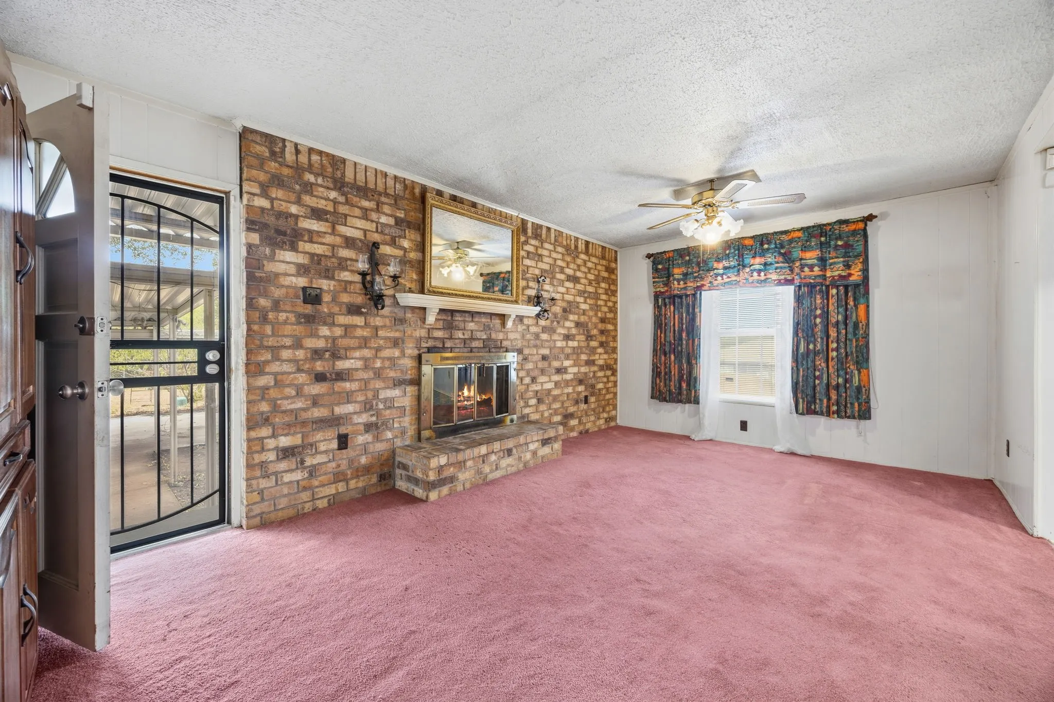Single Family Residence For Sale in Dallas County , 7235 Vecino Drive, Dallas, Texas 75241, 3 Bedroom, 2 Bathroom, 2 Garage spaces, 1,662 Sqft, built in 1940, mls#21391235, Real Estate Agent in Dallas, Homes For Sale in Dallas county, Homes For Sale in Dallas, Realtor in Dallas Texas, Real Estate Brokerage Independent Realty Texas, Luminita Cordes Realtor