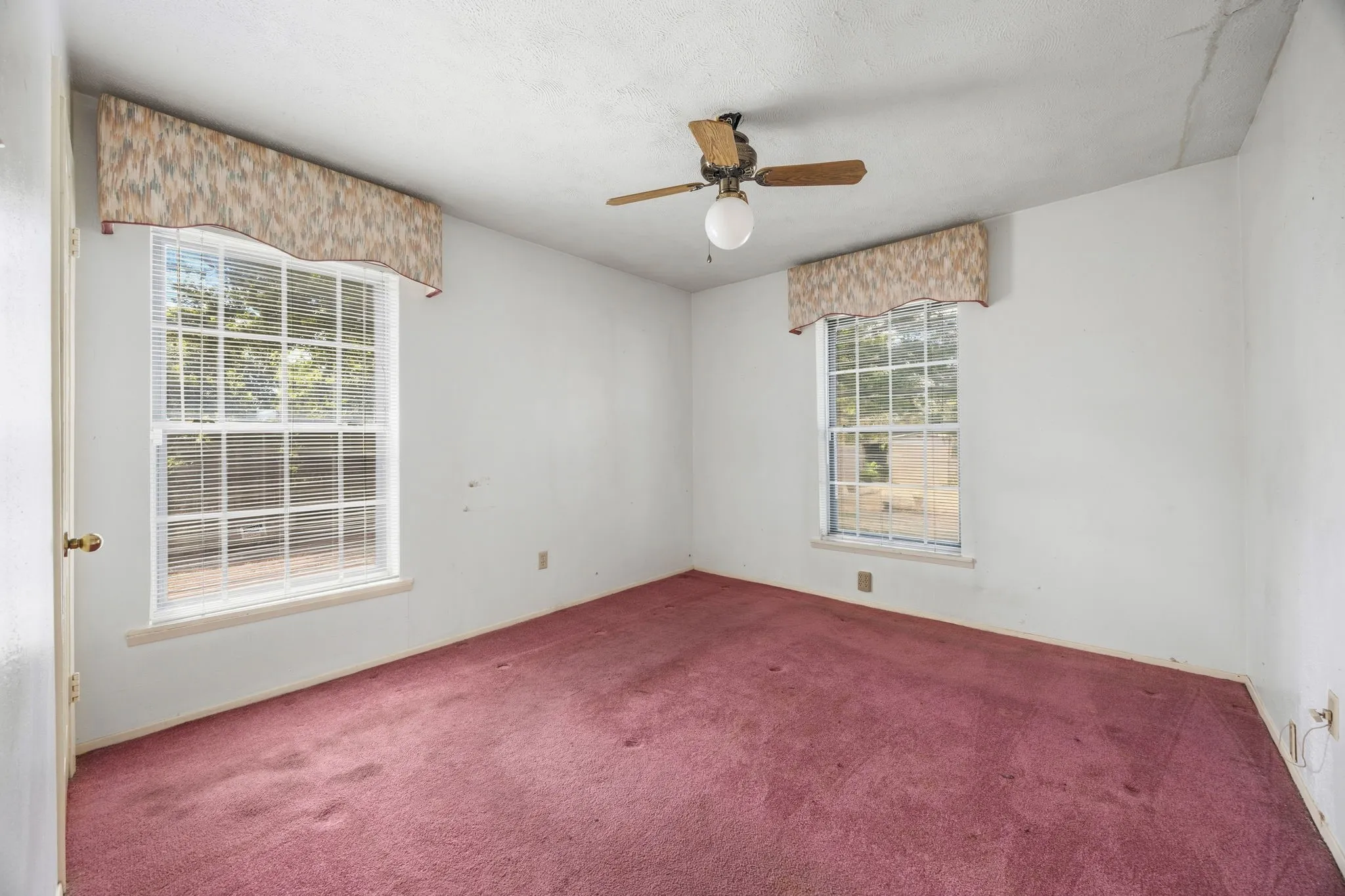Single Family Residence For Sale in Dallas County , 7235 Vecino Drive, Dallas, Texas 75241, 3 Bedroom, 2 Bathroom, 2 Garage spaces, 1,662 Sqft, built in 1940, mls#21391235, Real Estate Agent in Dallas, Homes For Sale in Dallas county, Homes For Sale in Dallas, Realtor in Dallas Texas, Real Estate Brokerage Independent Realty Texas, Luminita Cordes Realtor