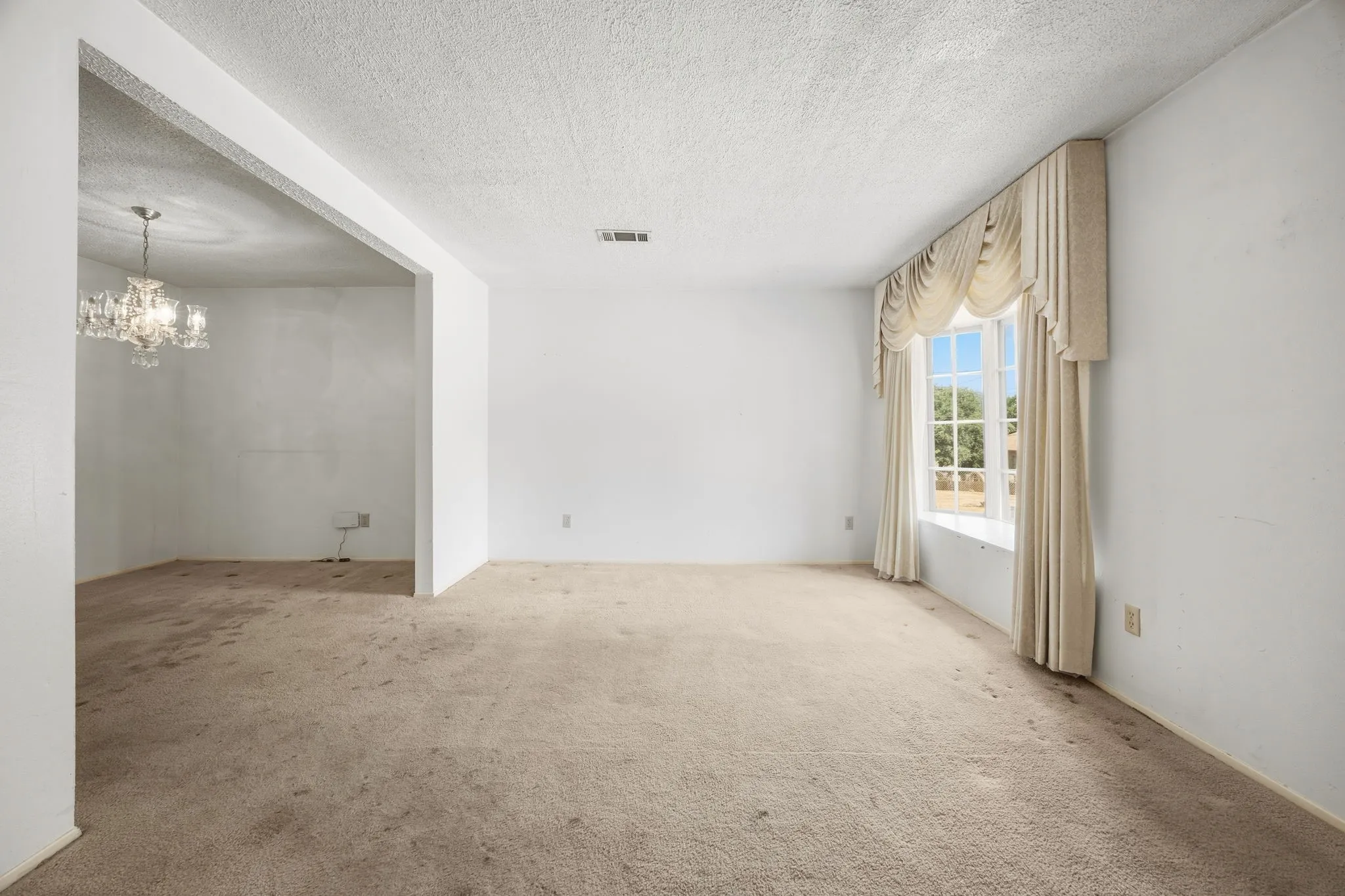 Single Family Residence For Sale in Dallas County , 7235 Vecino Drive, Dallas, Texas 75241, 3 Bedroom, 2 Bathroom, 2 Garage spaces, 1,662 Sqft, built in 1940, mls#21391235, Real Estate Agent in Dallas, Homes For Sale in Dallas county, Homes For Sale in Dallas, Realtor in Dallas Texas, Real Estate Brokerage Independent Realty Texas, Luminita Cordes Realtor